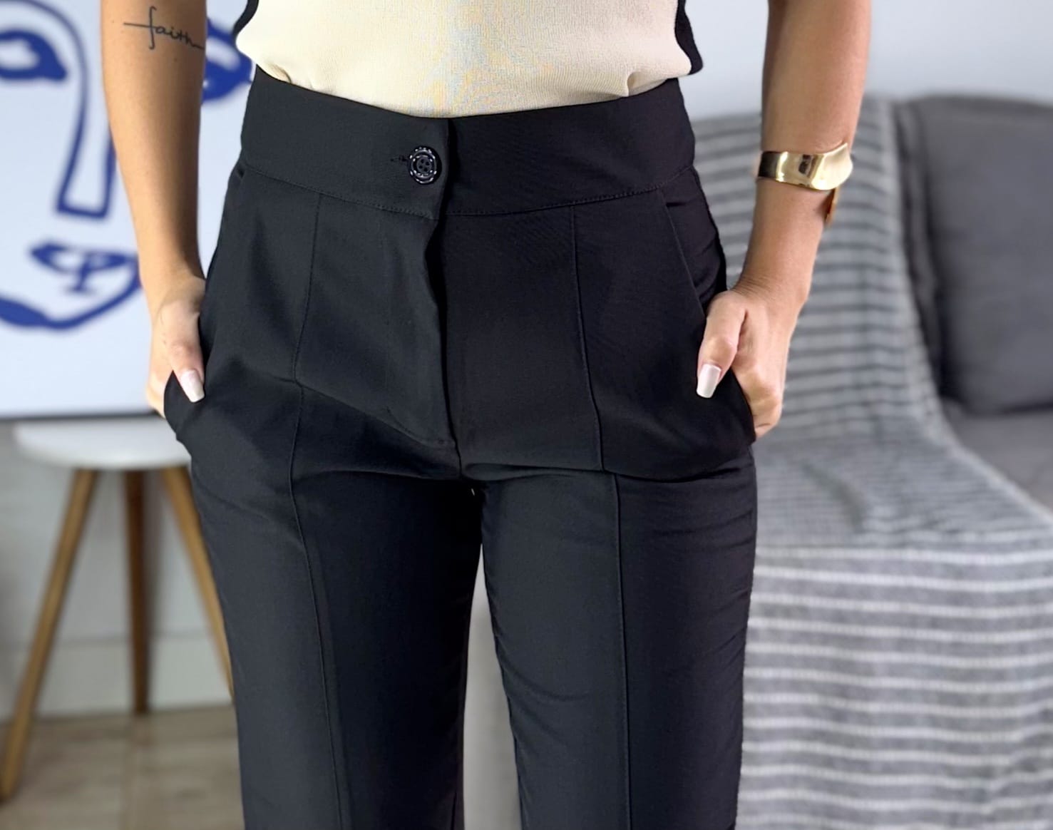 Calça feminina de Alfaiataria com Fenda na Barra na Cor Preta – Donna