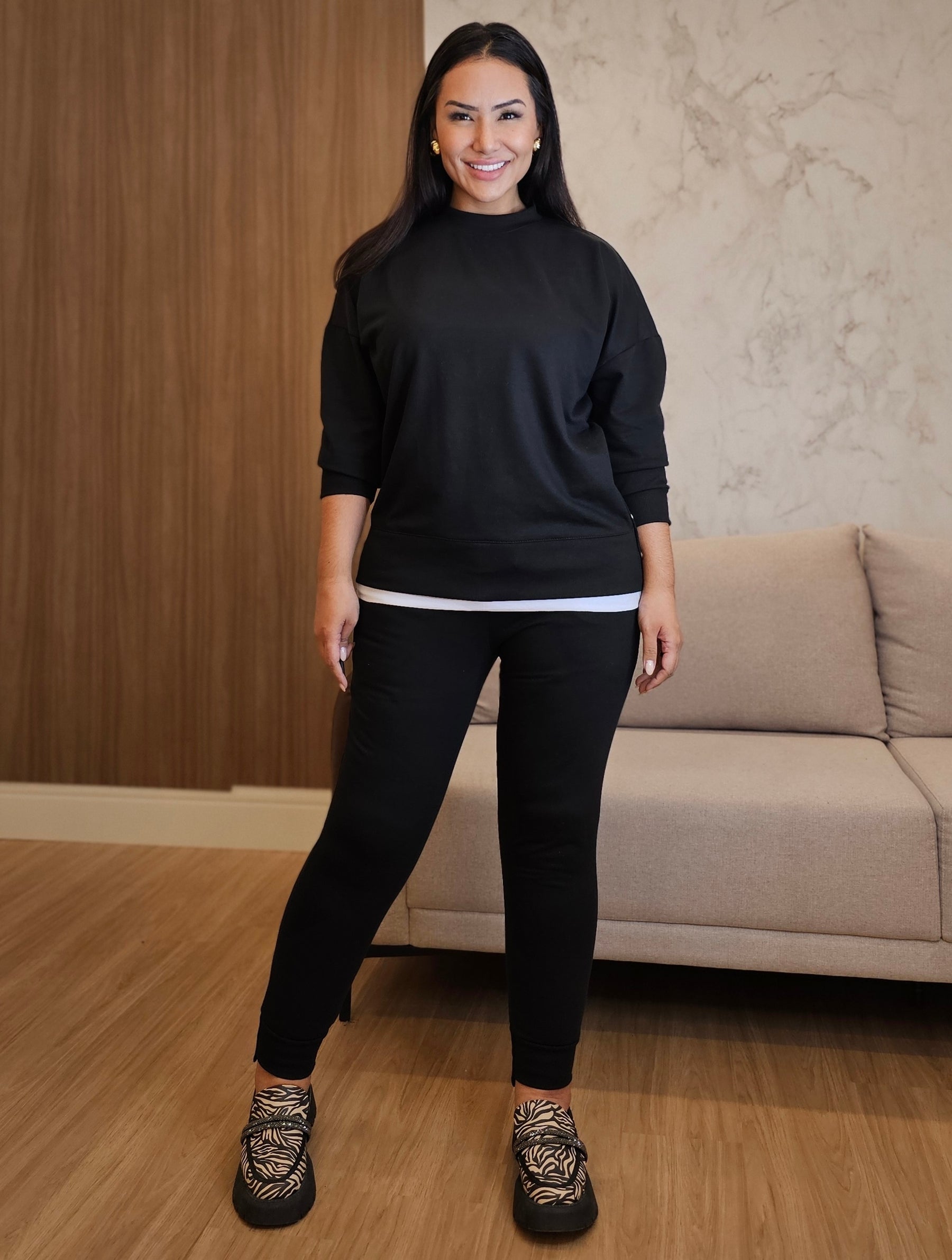 Conjunto Feminino de Moletom Preto com Botões Dourados – Casual & Estiloso