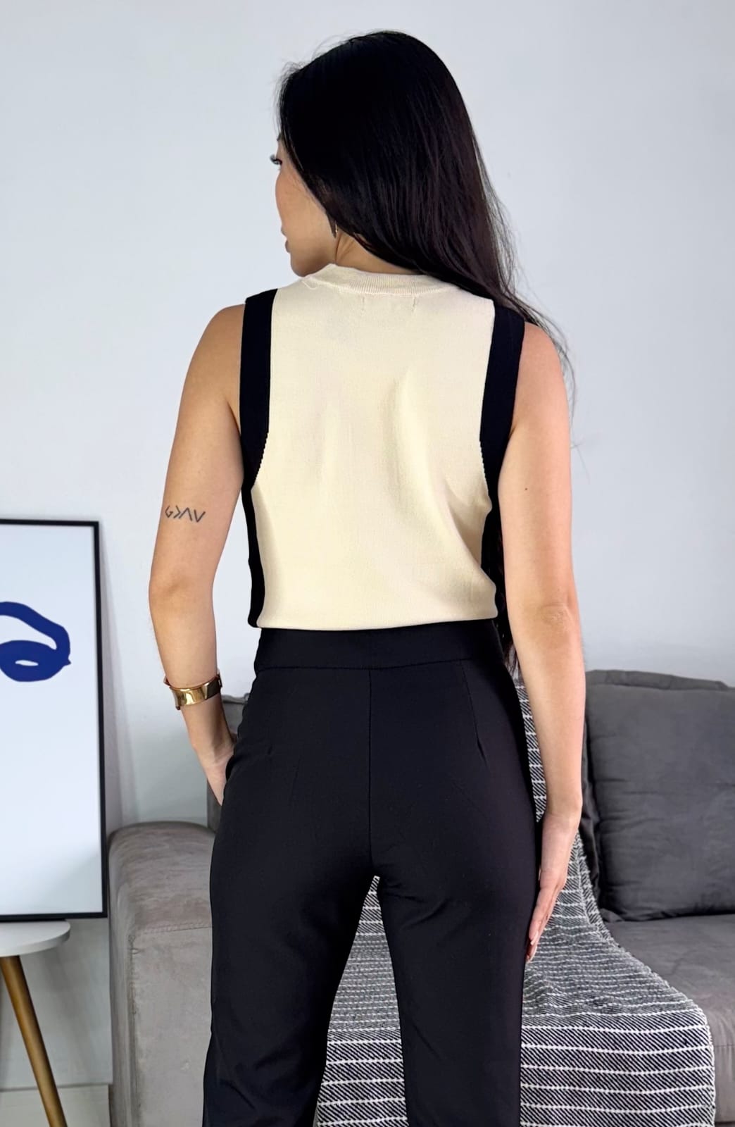 Calça feminina de Alfaiataria com Fenda na Barra na Cor Preta – Donna