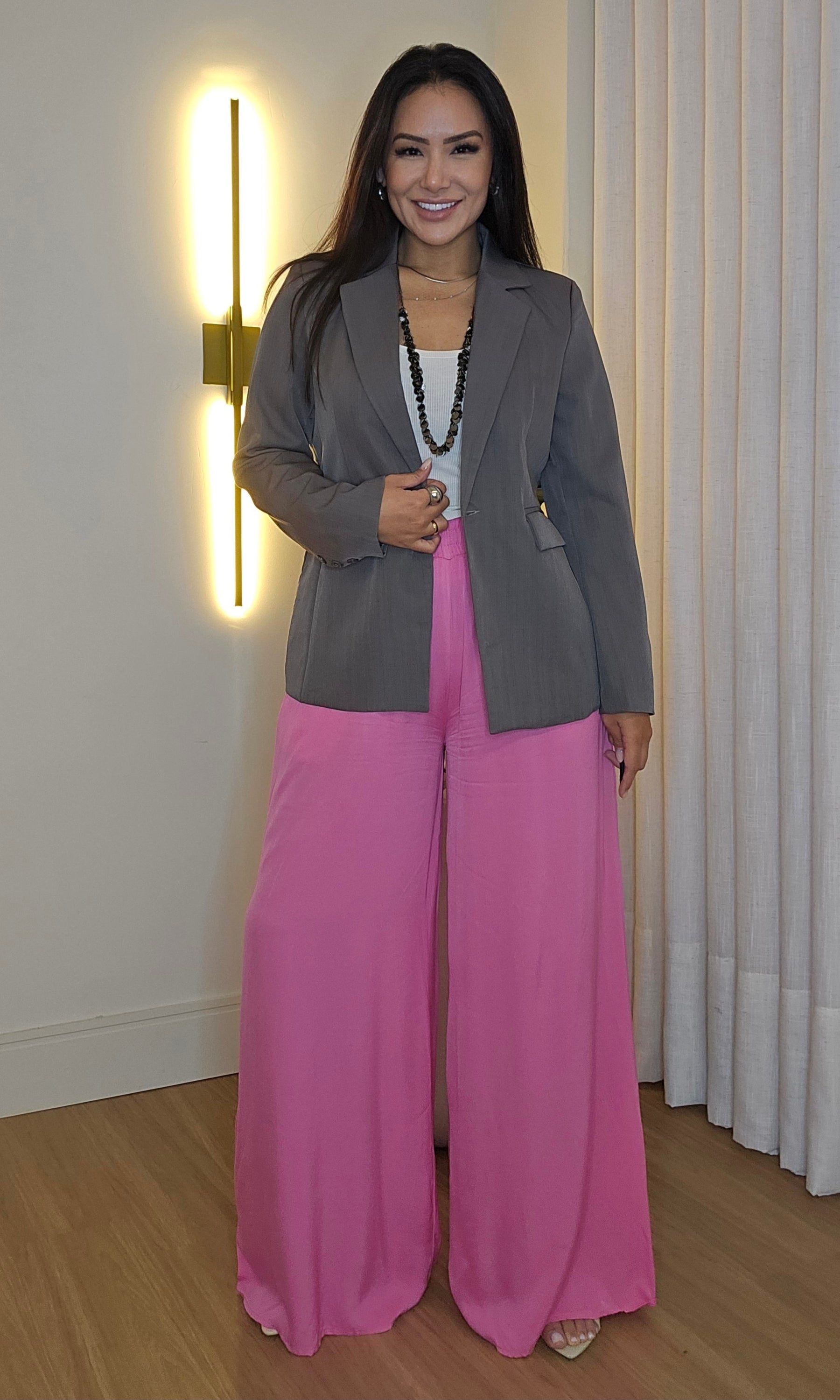 Blazer Feminino Cinza Forrado com Ombreiras – Alfaiataria Elegante
