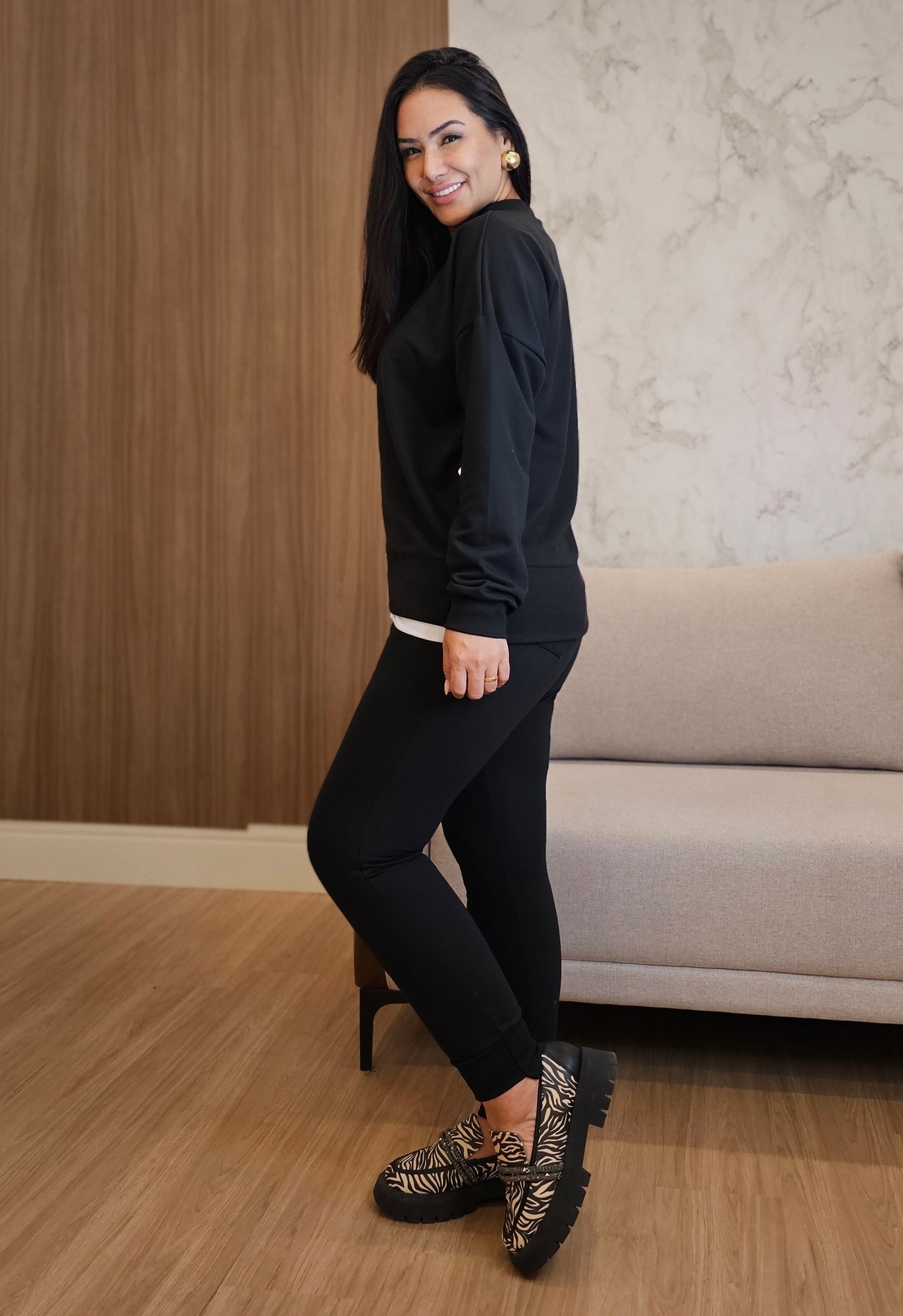 Conjunto Feminino de Moletom Preto com Botões Dourados – Casual & Estiloso
