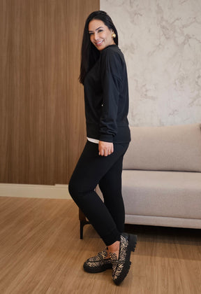 Conjunto Feminino de Moletom Preto com Botões Dourados – Casual & Estiloso
