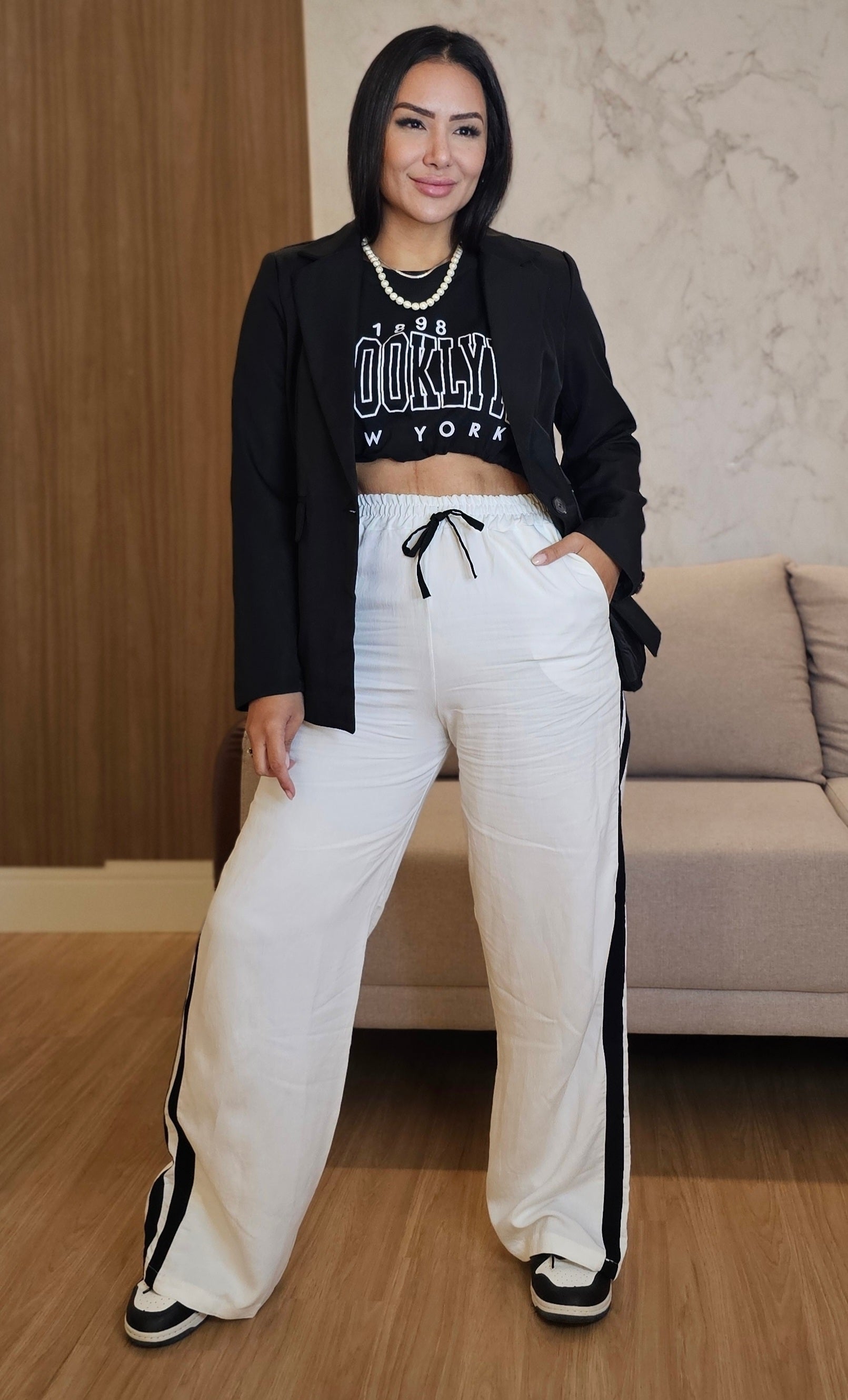 Calça Pantalona Feminina Branca com Faixa Lateral Preta