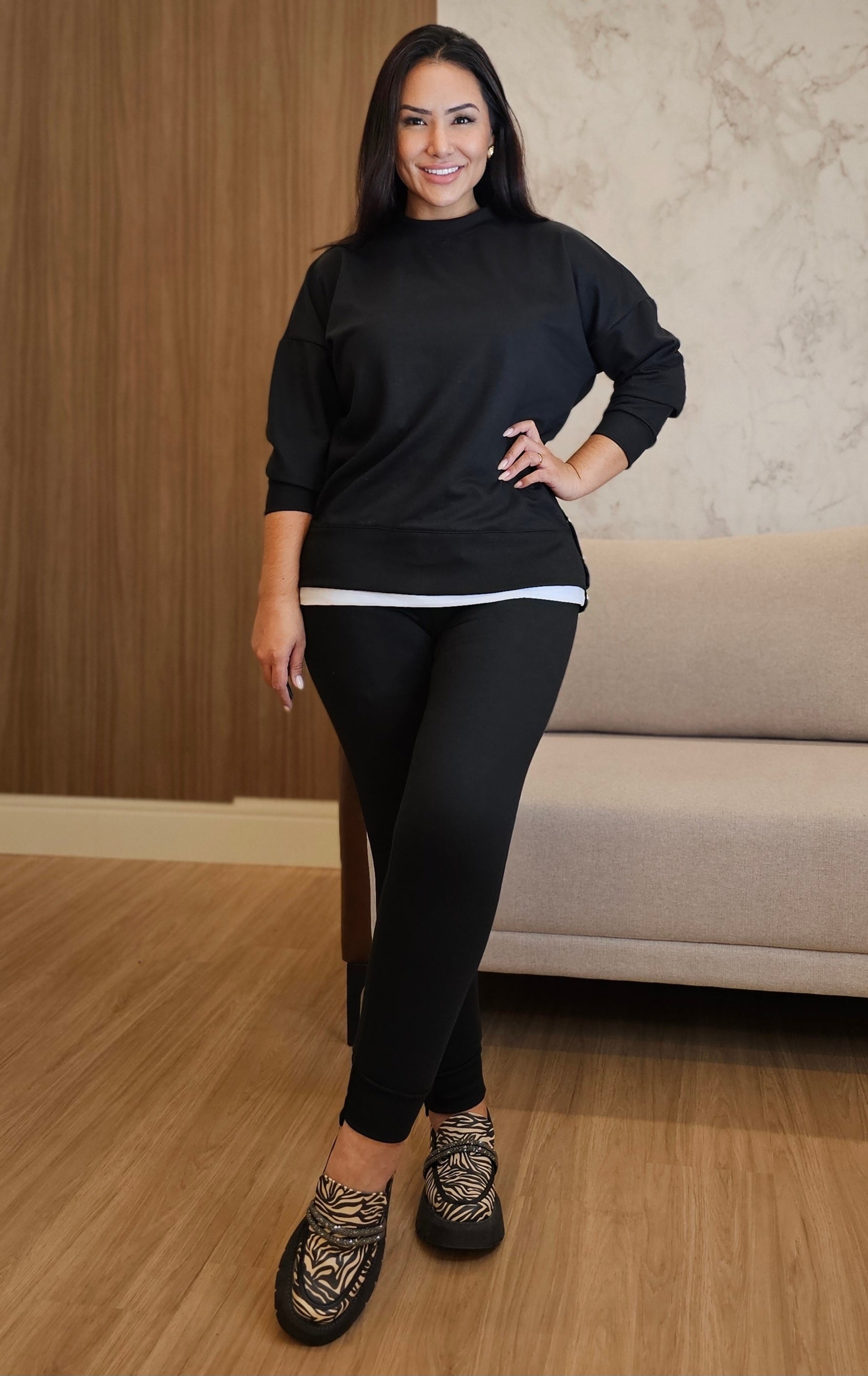 Conjunto Feminino de Moletom Preto com Botões Dourados – Casual & Estiloso