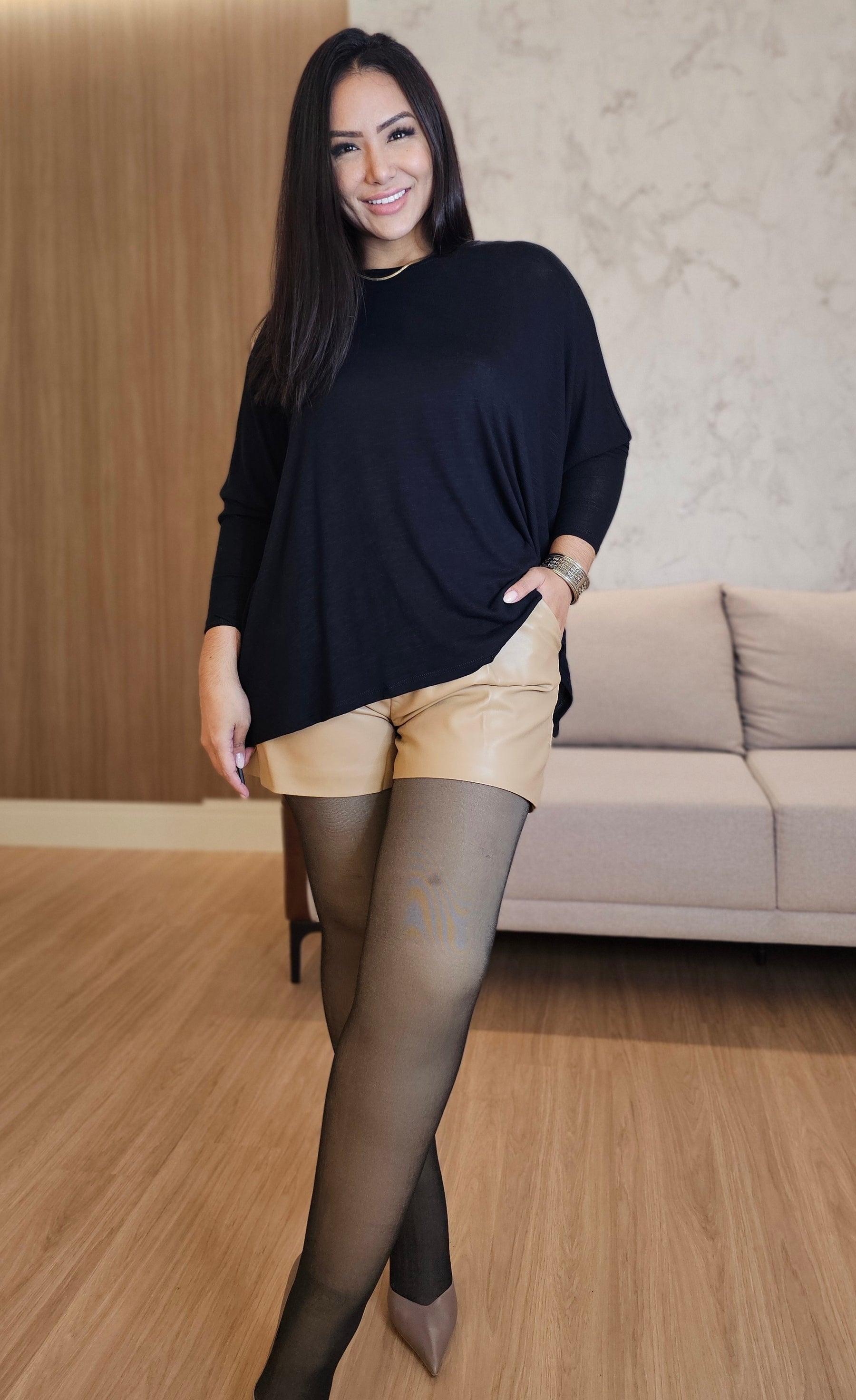 Blusa Feminina Preta Manga Longa – Modelagem Ampla e Elegante