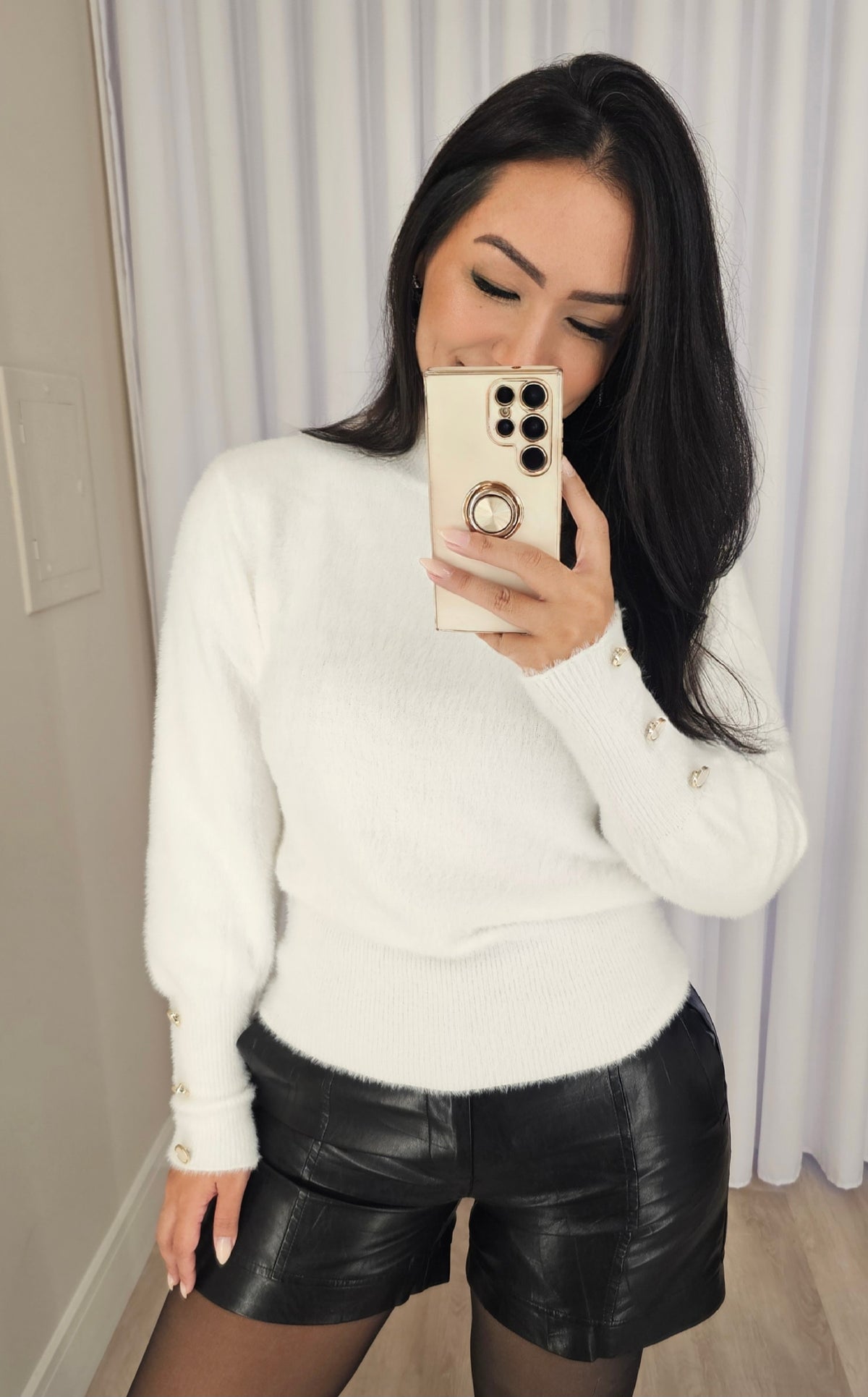 Blusa Feminina de Tricô Fofinho com Botões Elegantes no Punho – Conforto e Sofisticação