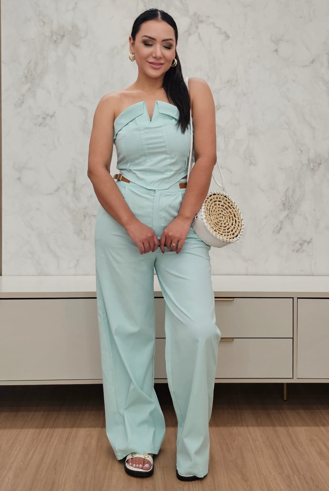 Calça Feminina de corte Reto, com Detalhe de Cinto Embutido no Cós, elástico nas costas, zíper e bolsos