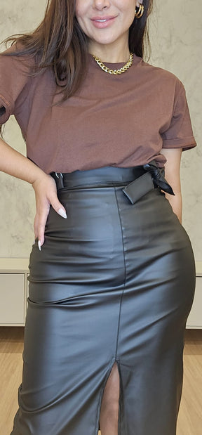 Saia midi preta em PU, com fenda, zíper e faixa de amarração