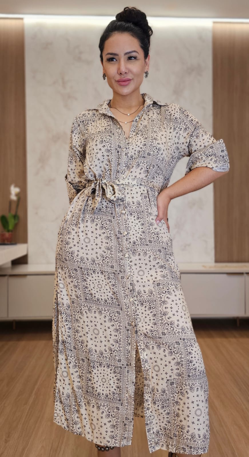 Chemise feminina de tecido leve e fluido em estampa exclusiva e atemporal