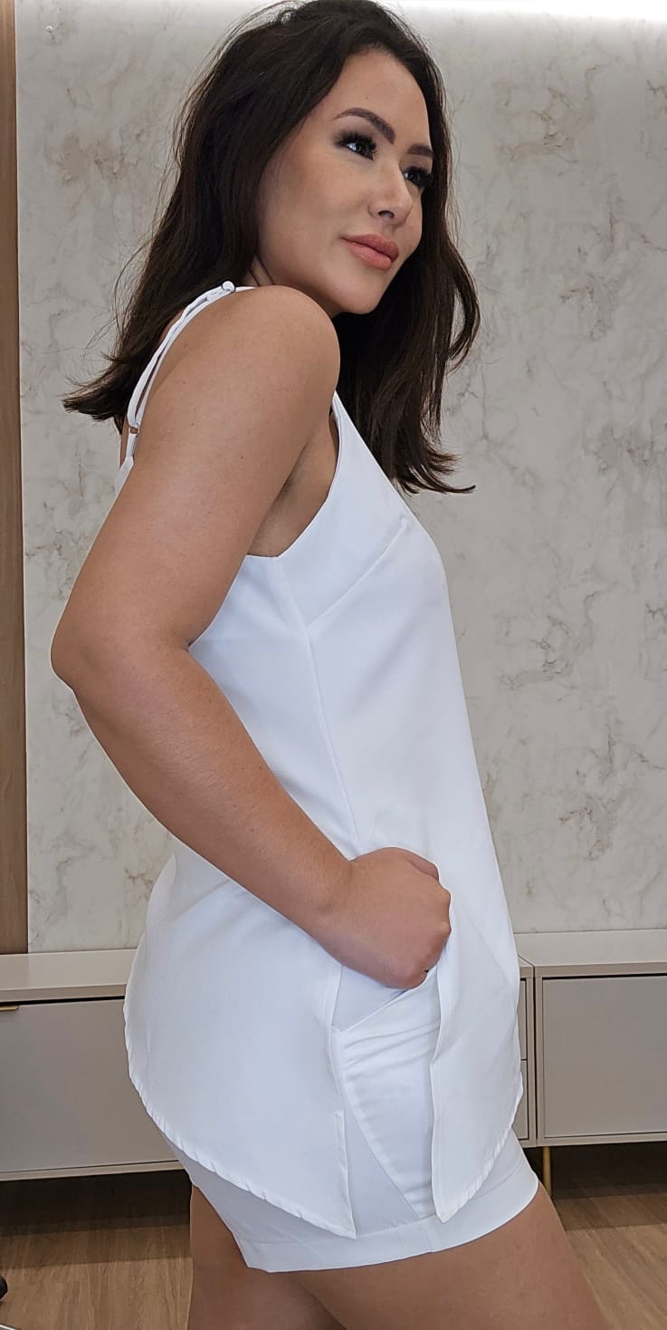 Conjunto Feminino branco em Alfaiataria - Blusa Assimétrica com alças reguláveis e Short