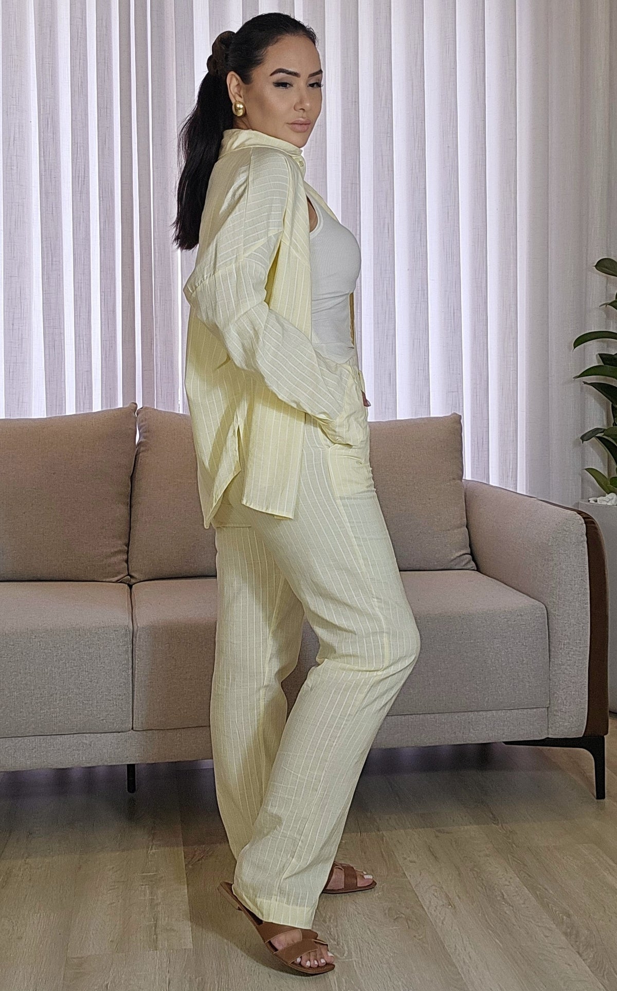 Conjunto Feminino Amarelo Claro Listrado em Tecido Leve e fresco