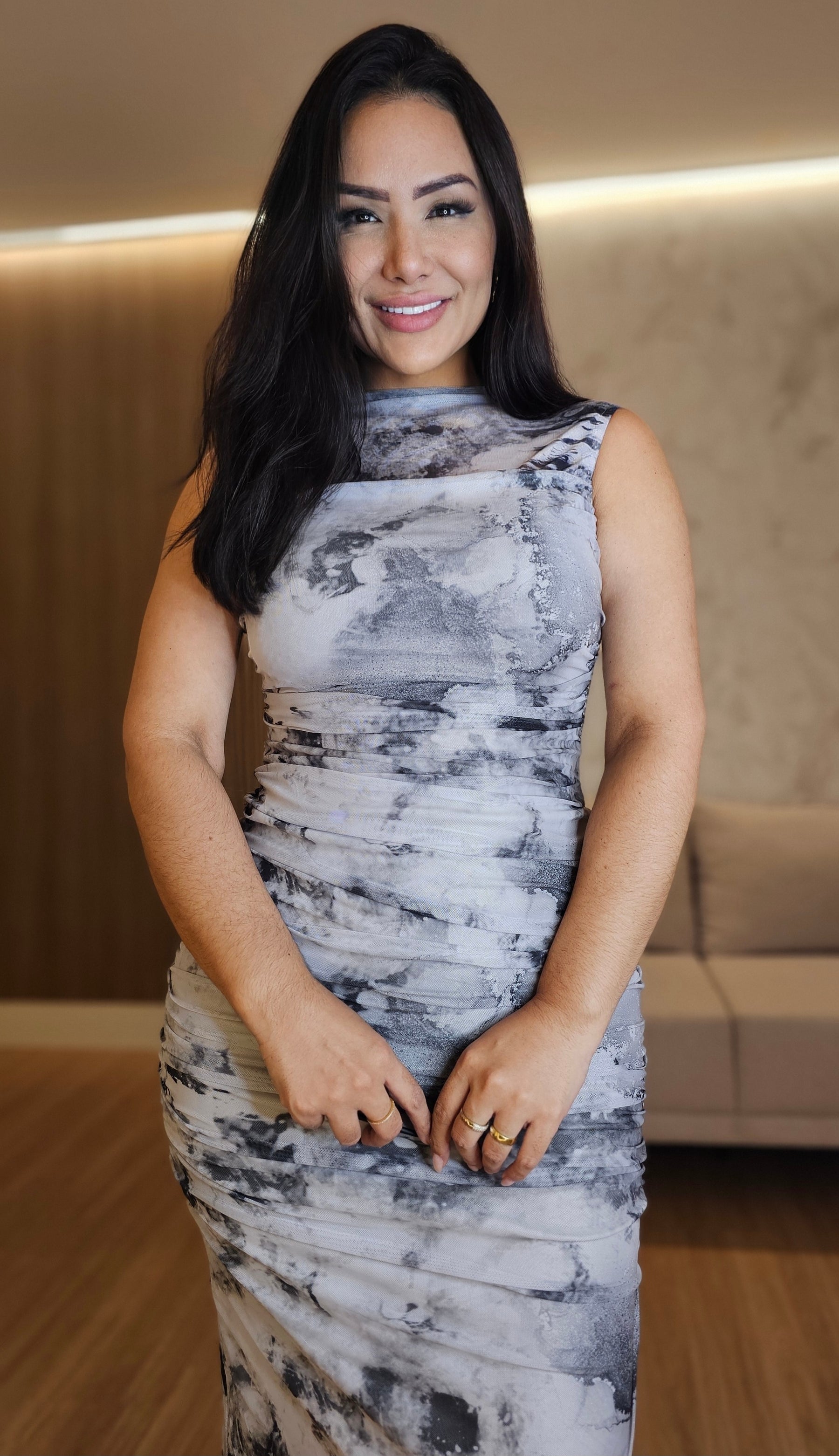 Vestido Feminino Midi em Tule Estampado cinza com preto – Modelagem que Valoriza com Drapeado Frontal