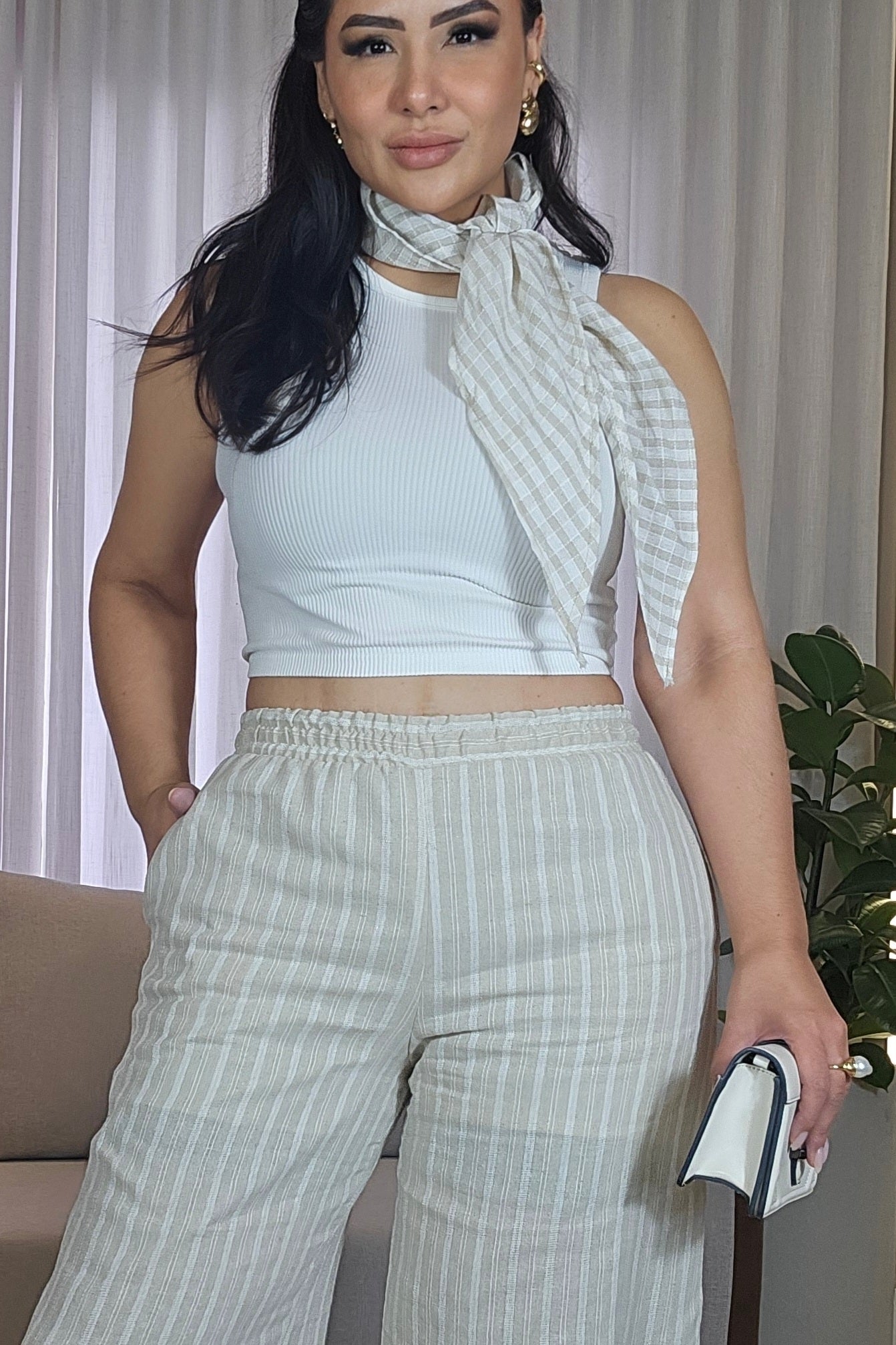 Conjunto bege de Calça listrada e lenço versátil