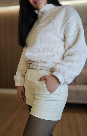 Shorts Feminino em PU Premium Off-White – Elegância e atitude no frio