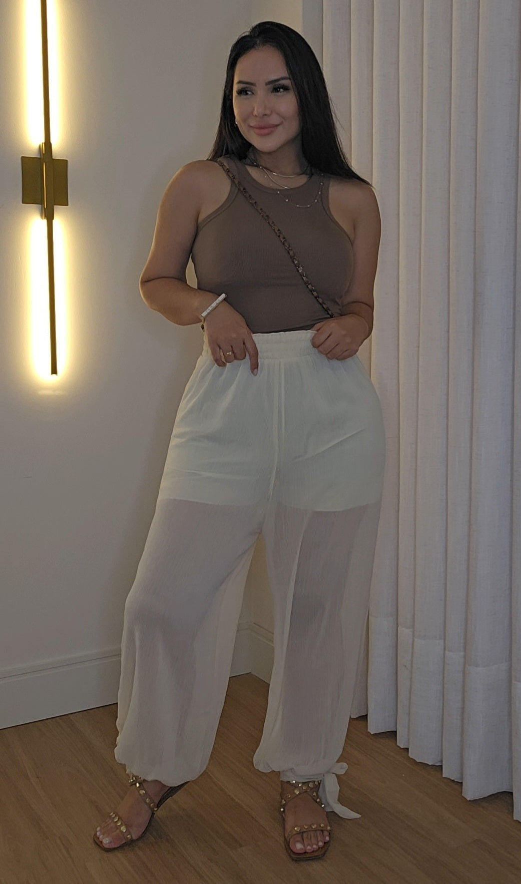 Calça Aladim Off-White feminina em crepe de seda com forro e amarração na barra