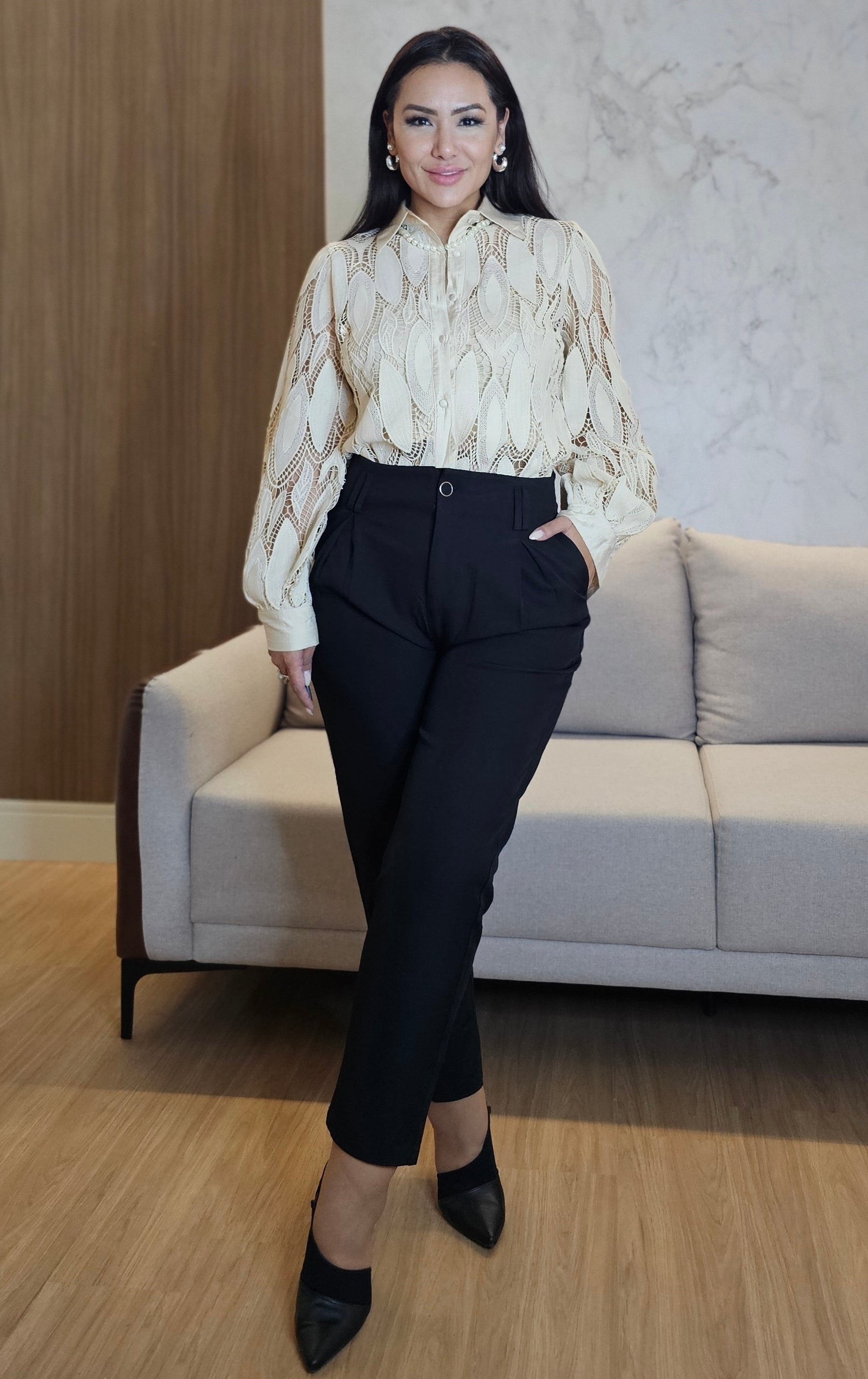 Calça Skinny Feminina de Alfaiataria Preta com Pregas Frontais