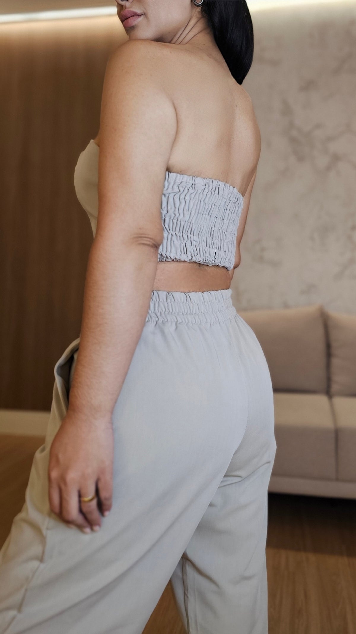 Conjunto Feminino de Alfaiataria Bege com Top Estruturado e Calça Cintura Alta