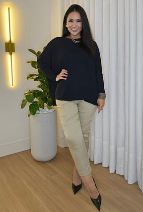 Calça Feminina Alfaiatada Risca de Giz Bege – Elegância com leveza e caimento impecável