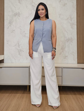 Blusa feminina estilo colete em alfaiataria de alças largas e botões encapados - azul acinzentado