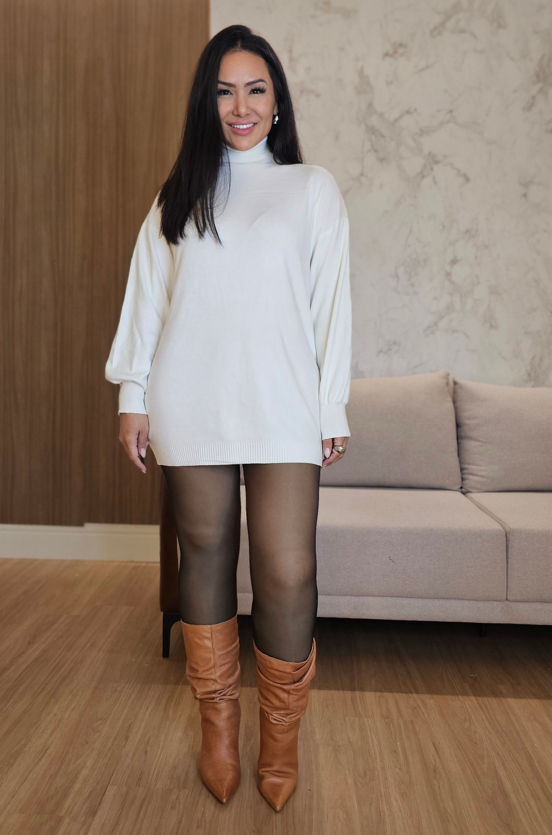 Blusa Feminina Gola Alta Branca – Versatilidade e Sofisticação em uma Peça Atemporal