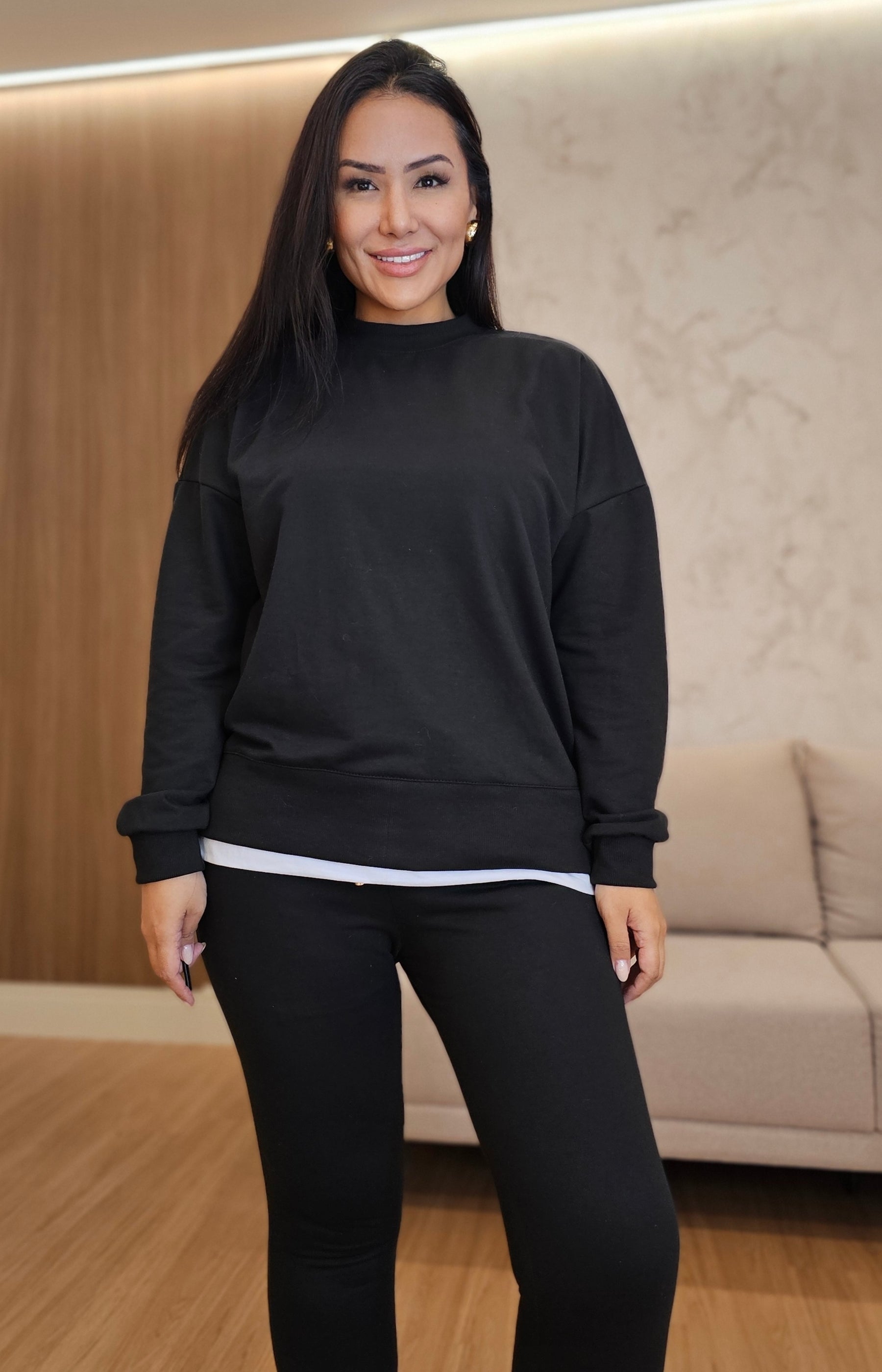Conjunto Feminino de Moletom Preto com Botões Dourados – Casual & Estiloso
