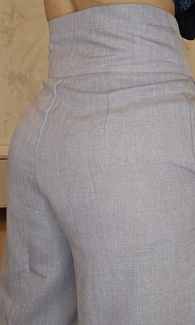Calça feminina cinza de Barras Amplas, botões encapados e cintura alta com bolsos - moderna e estilosa