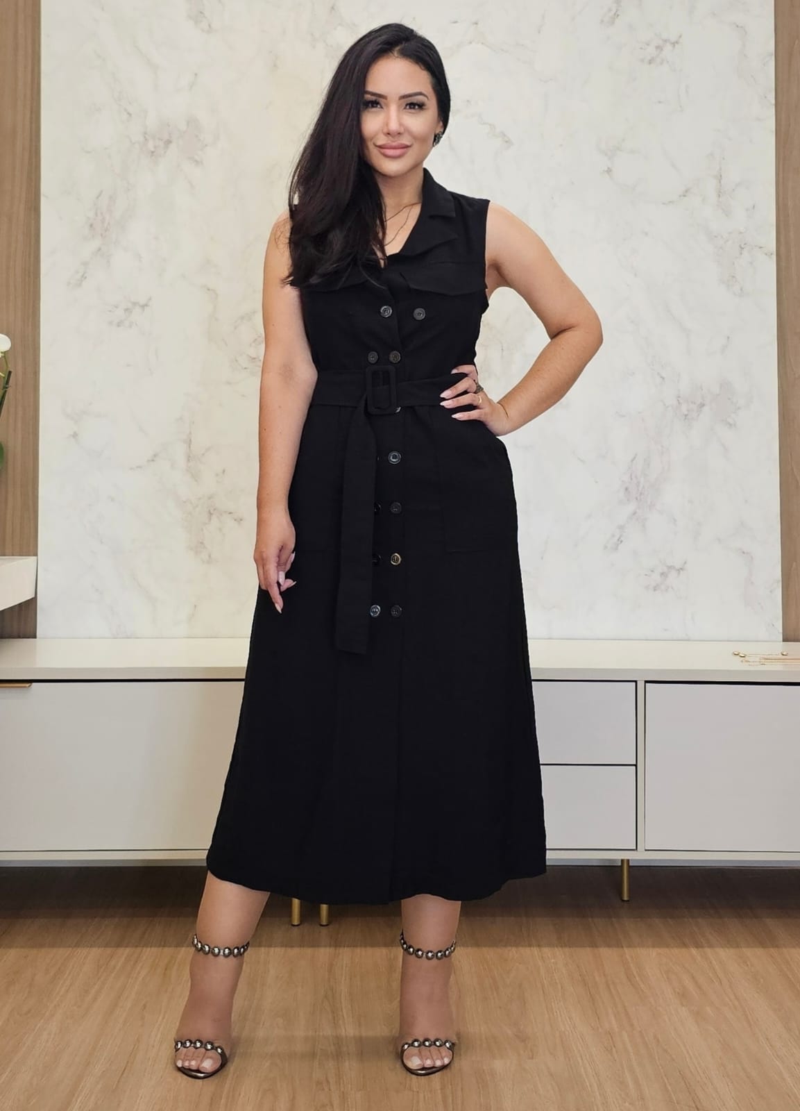 Vestido/Chemise midi em alfaiataria luxo com abotoamento frontal duplo e faixa de amarração