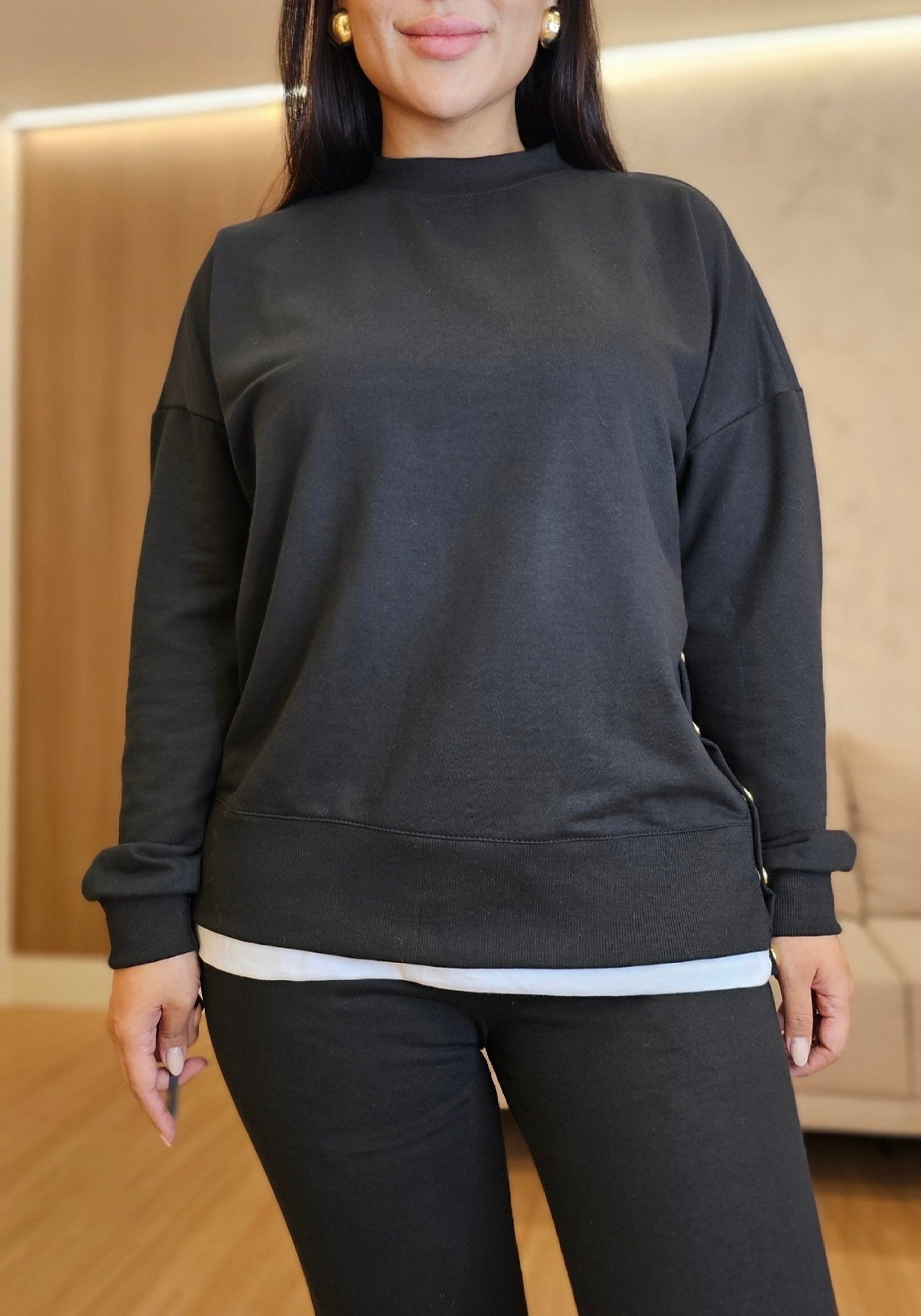 Conjunto Feminino de Moletom Preto com Botões Dourados – Casual & Estiloso