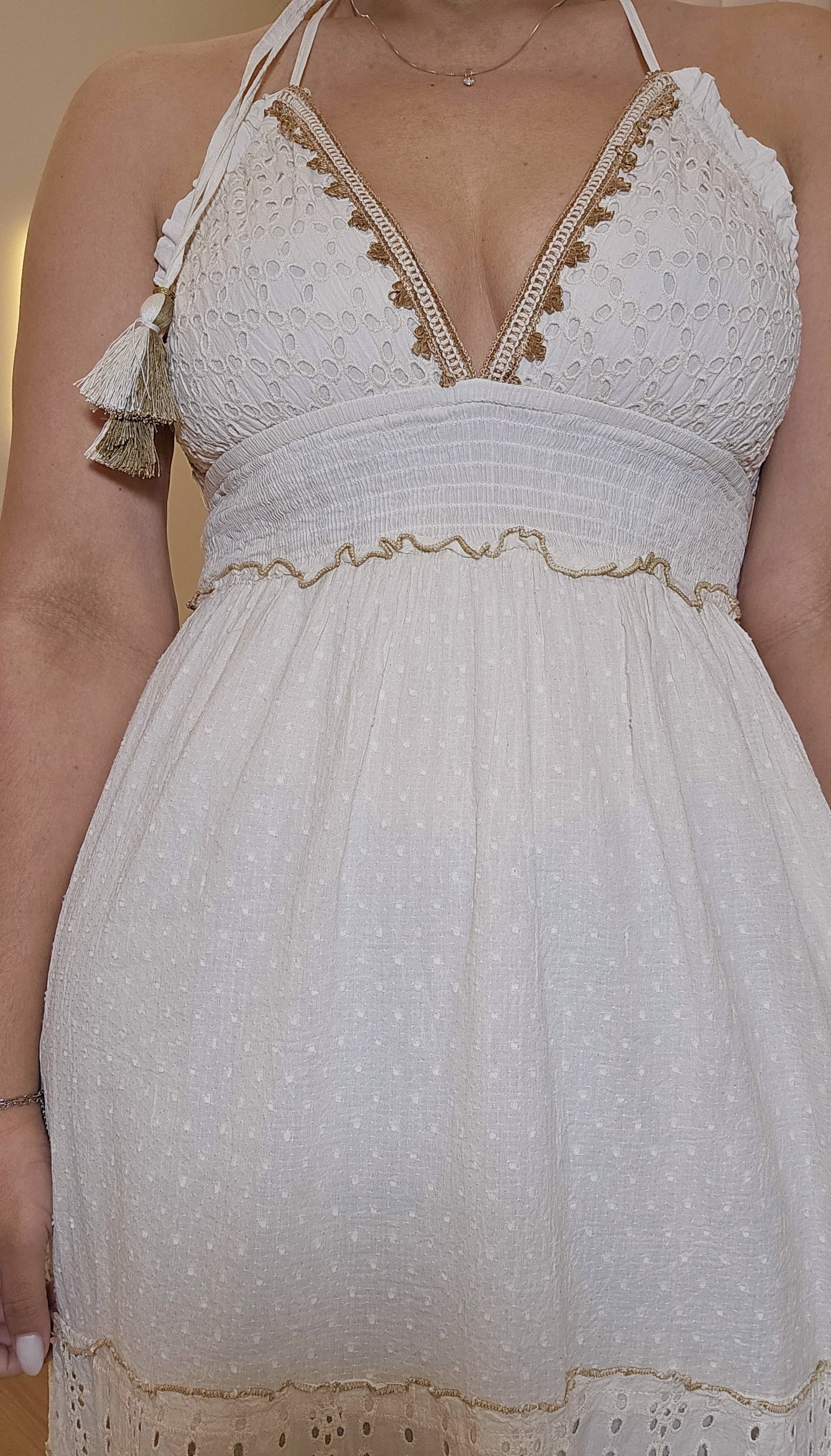 Vestido Longo Feminino em Laise com Detalhes Dourados