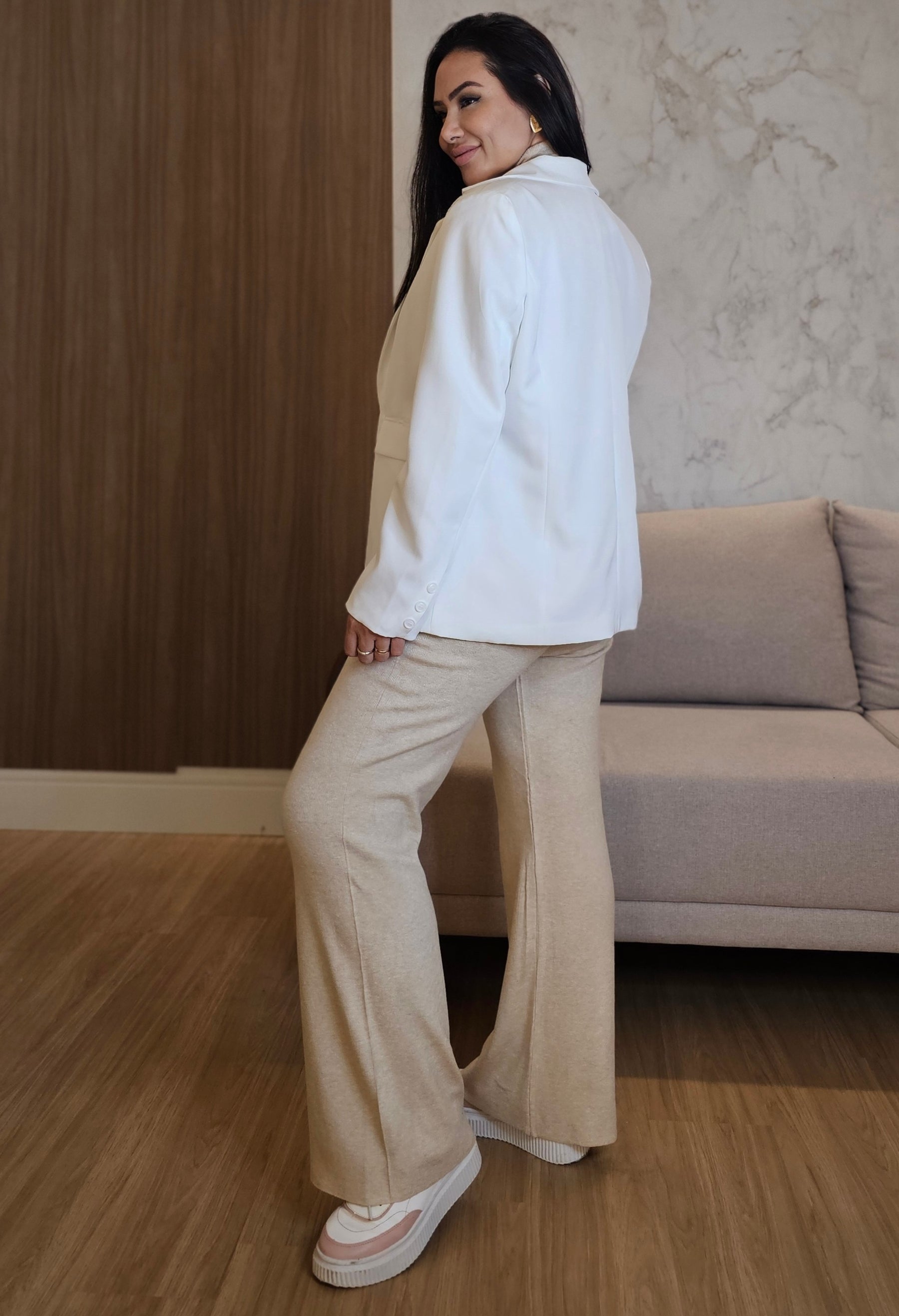 Blazer Feminino Branco de Alfaiataria – Estrutura, elegância e caimento impecável