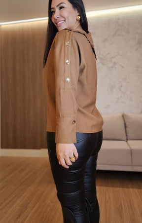 Camisa Feminina nude de Alfaiataria com Abotoamento Imponente – Estrutura Impecável e Design Sofisticado