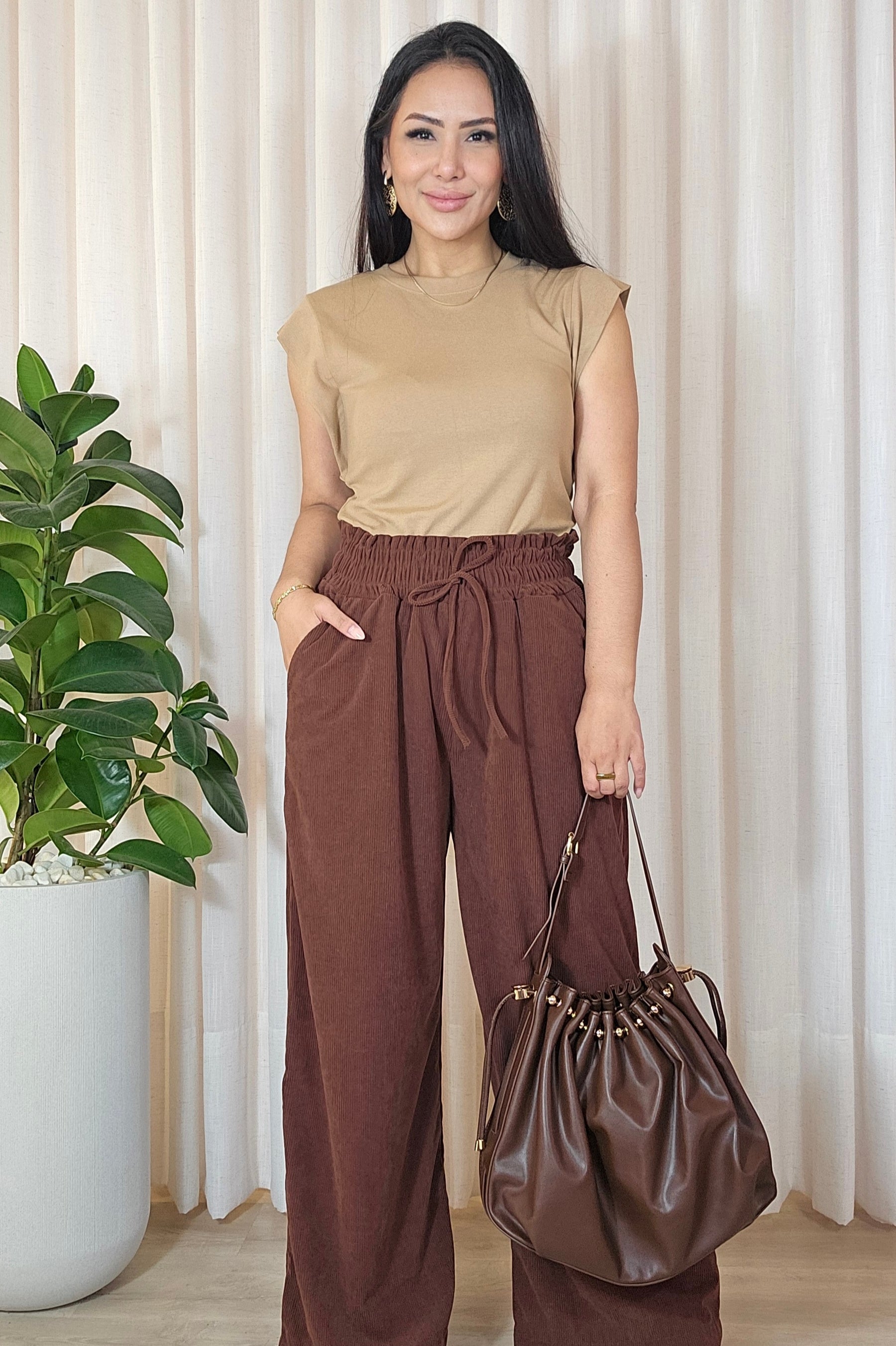 Calça pantalona Manu em Veludo Cotelê - Em cores
