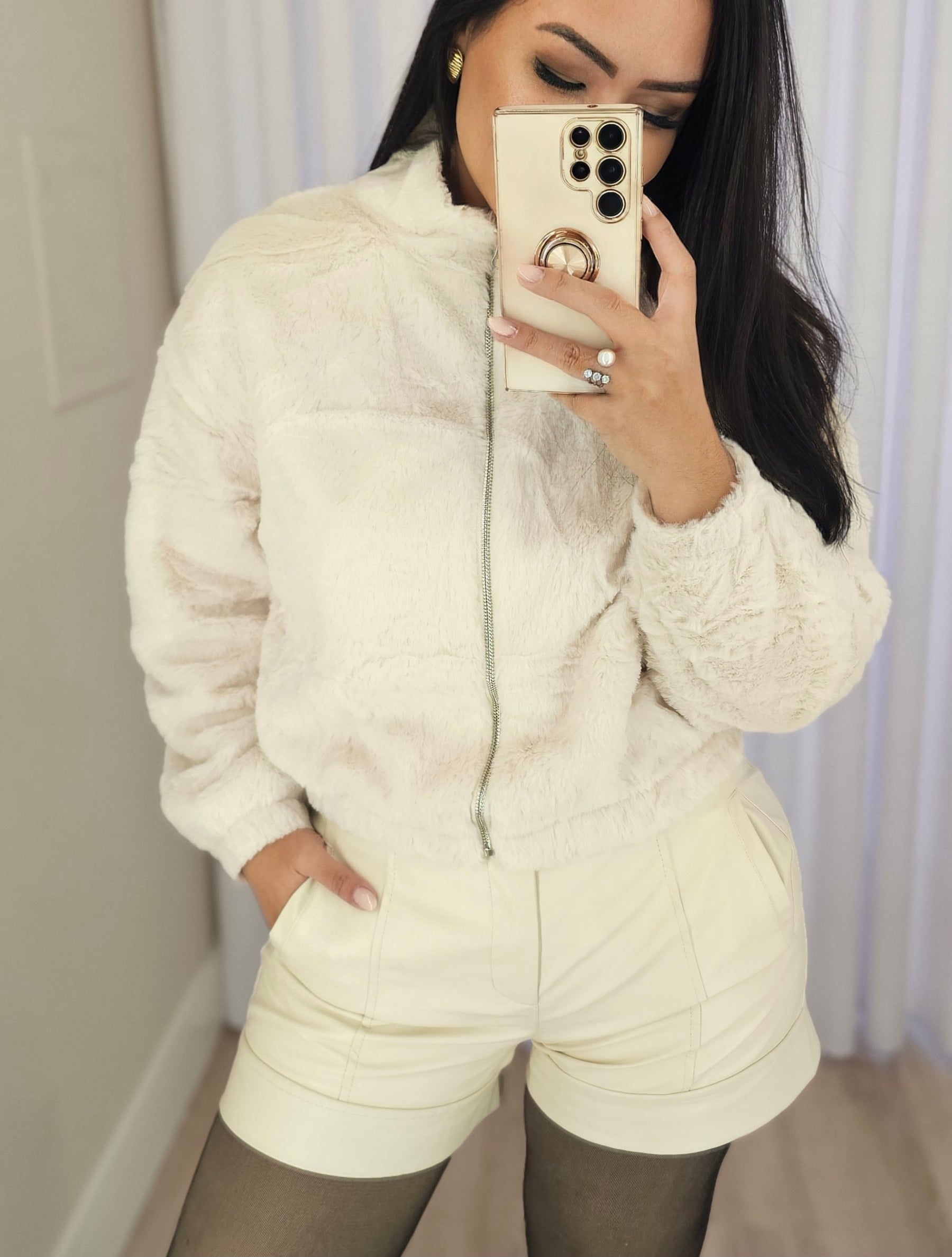 Shorts Feminino em PU Premium Off-White – Elegância e atitude no frio