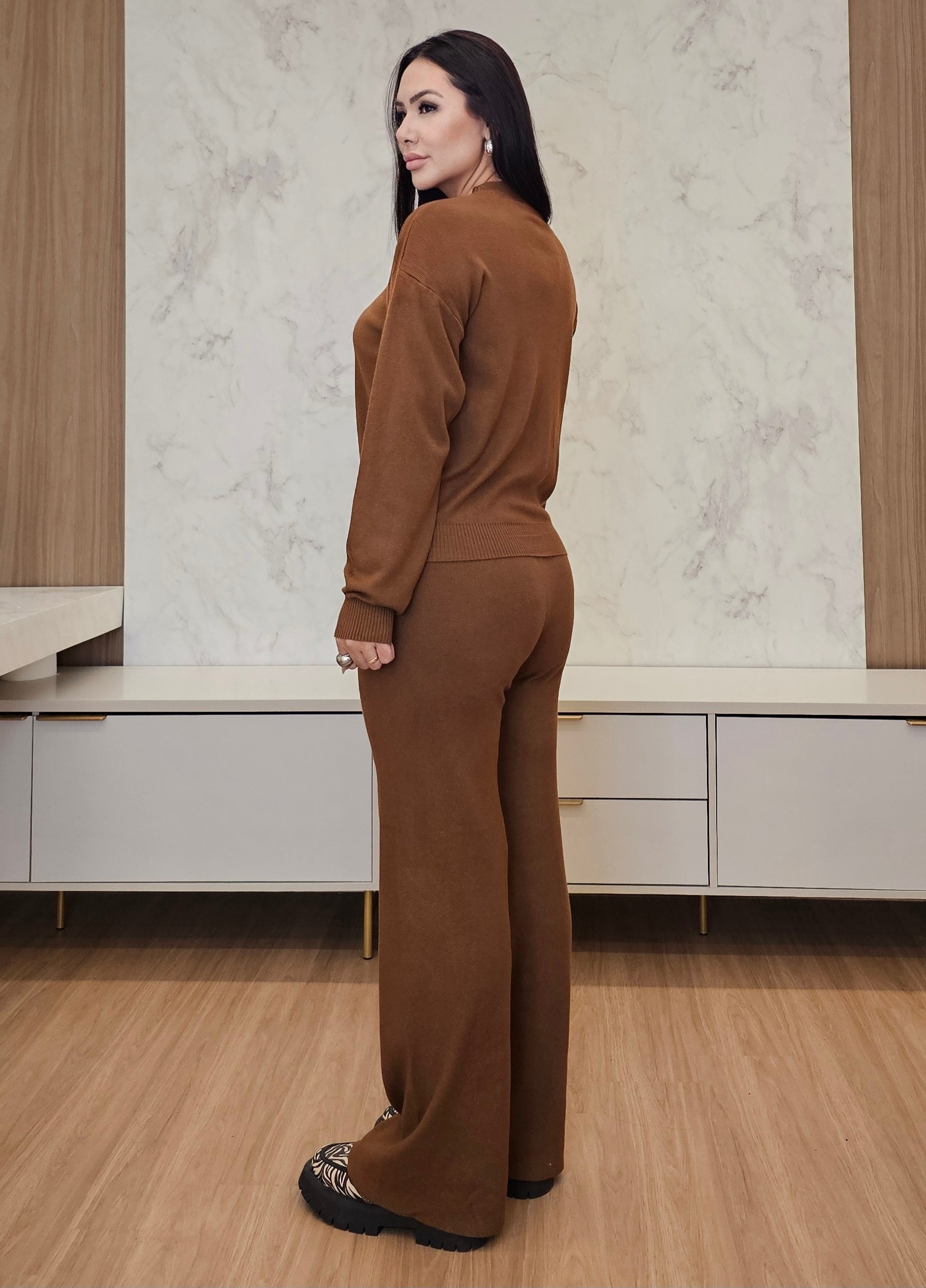 Conjunto feminino de tricot canelado marrom – conforto, estilo e elegância no seu dia a dia
