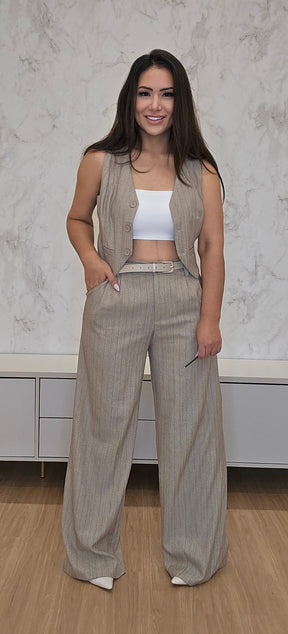 Conjunto Feminino de Colete e Calça Risca de Giz