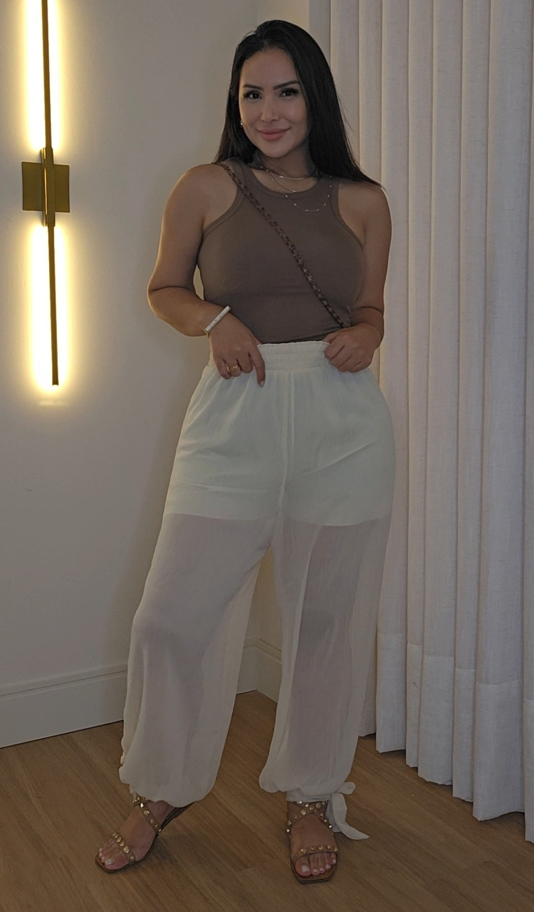 Calça Aladim Off-White feminina em crepe de seda com forro e amarração na barra