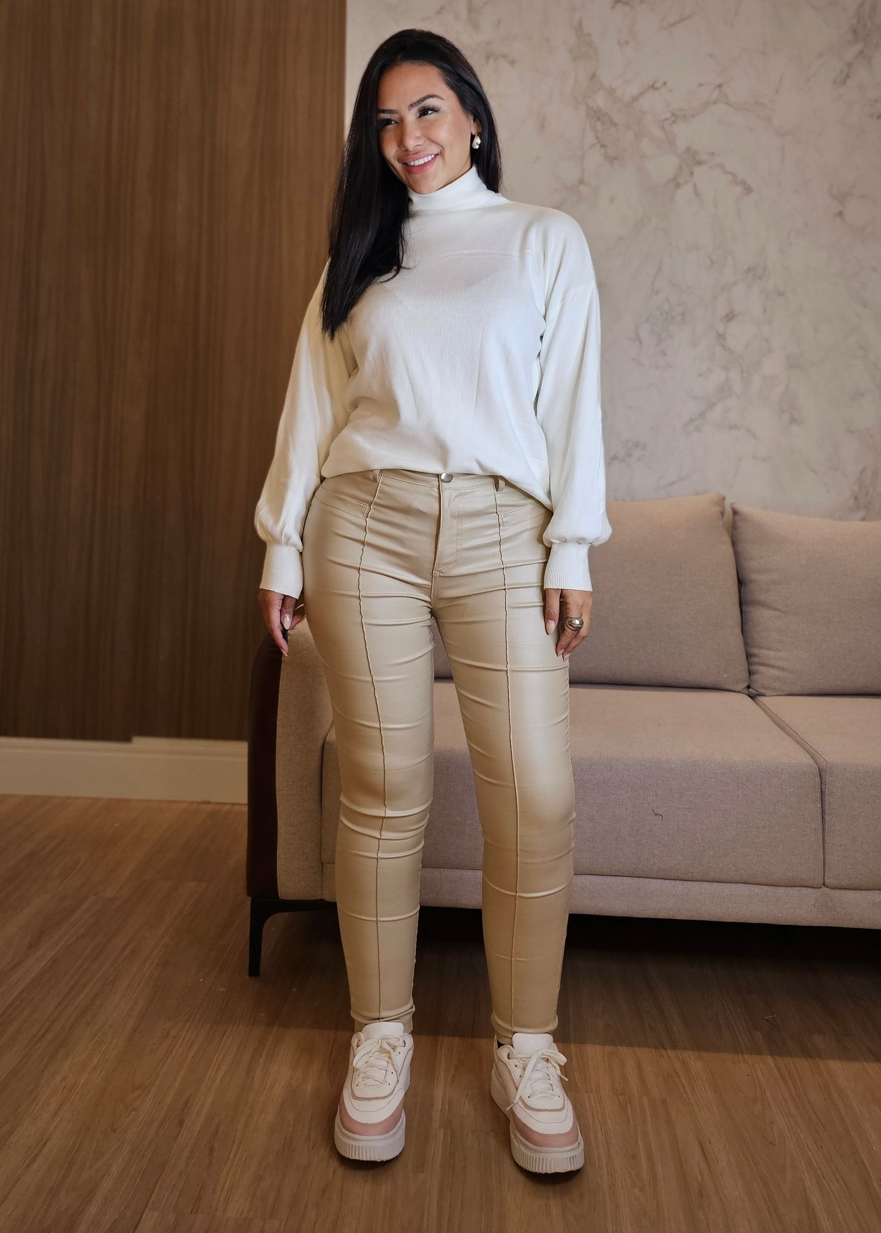 Blusa Feminina Gola Alta Branca – Versatilidade e Sofisticação em uma Peça Atemporal