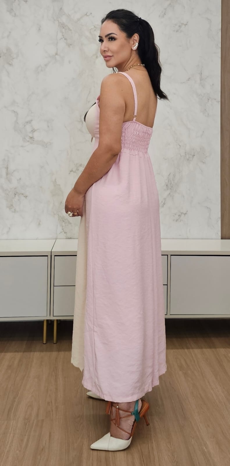 Vestido midi Bicolor de tecido encorpado com decote de amarração, bojo, alças com regulagem e fendas laterais