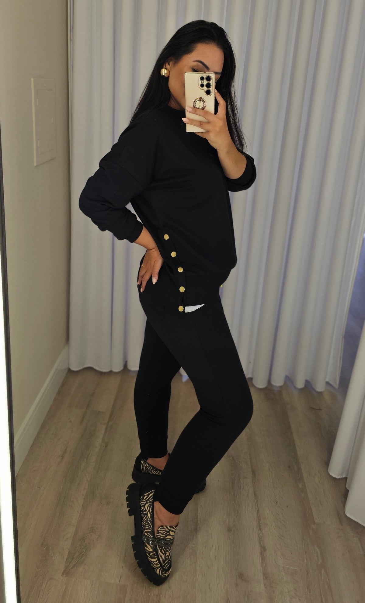 Conjunto Feminino de Moletom Preto com Botões Dourados – Casual & Estiloso