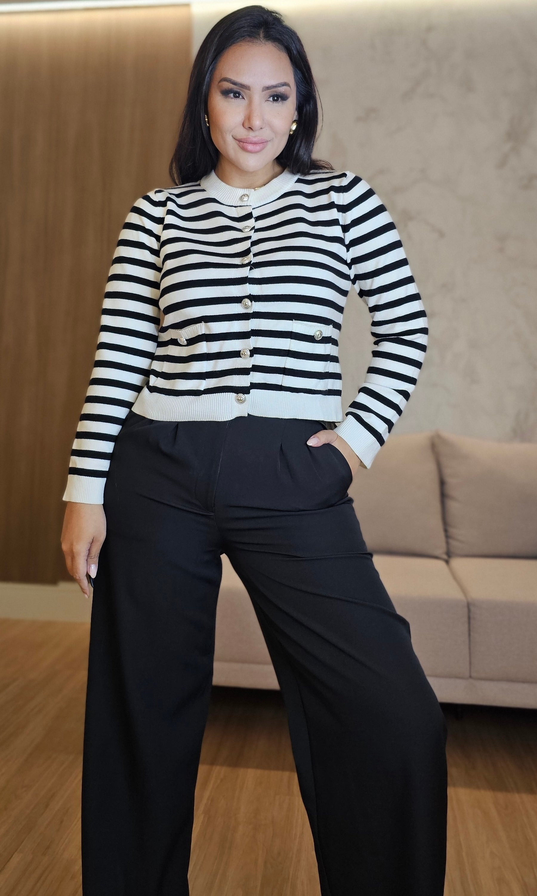 Calça Pantalona feminina preta em Alfaiataria com cintura alta, passantes e bolsos