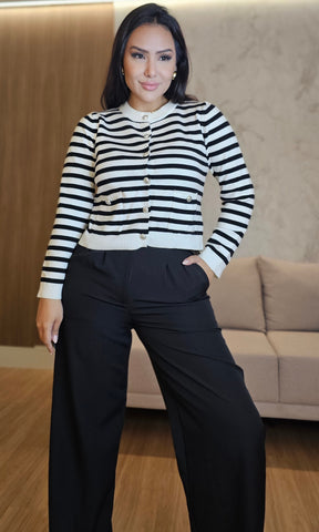 Calça Pantalona feminina preta em Alfaiataria com cintura alta, passantes e bolsos