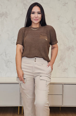 Calça Feminina Cargo em Alfaiataria com Bolsos e Zíper – Modelo Amanda