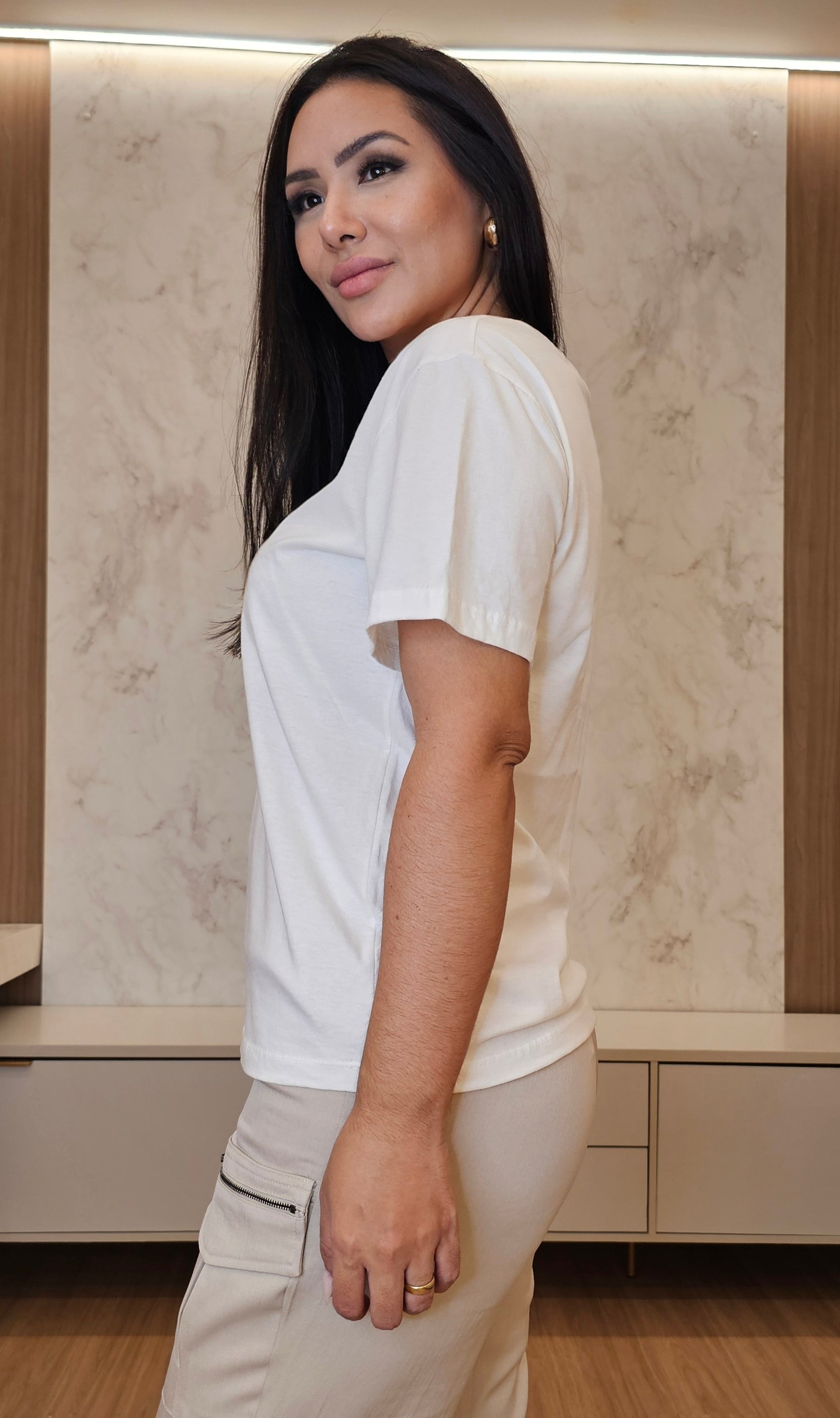 T-shirt Feminina Básica em Algodão Off White – Modelo Lorena