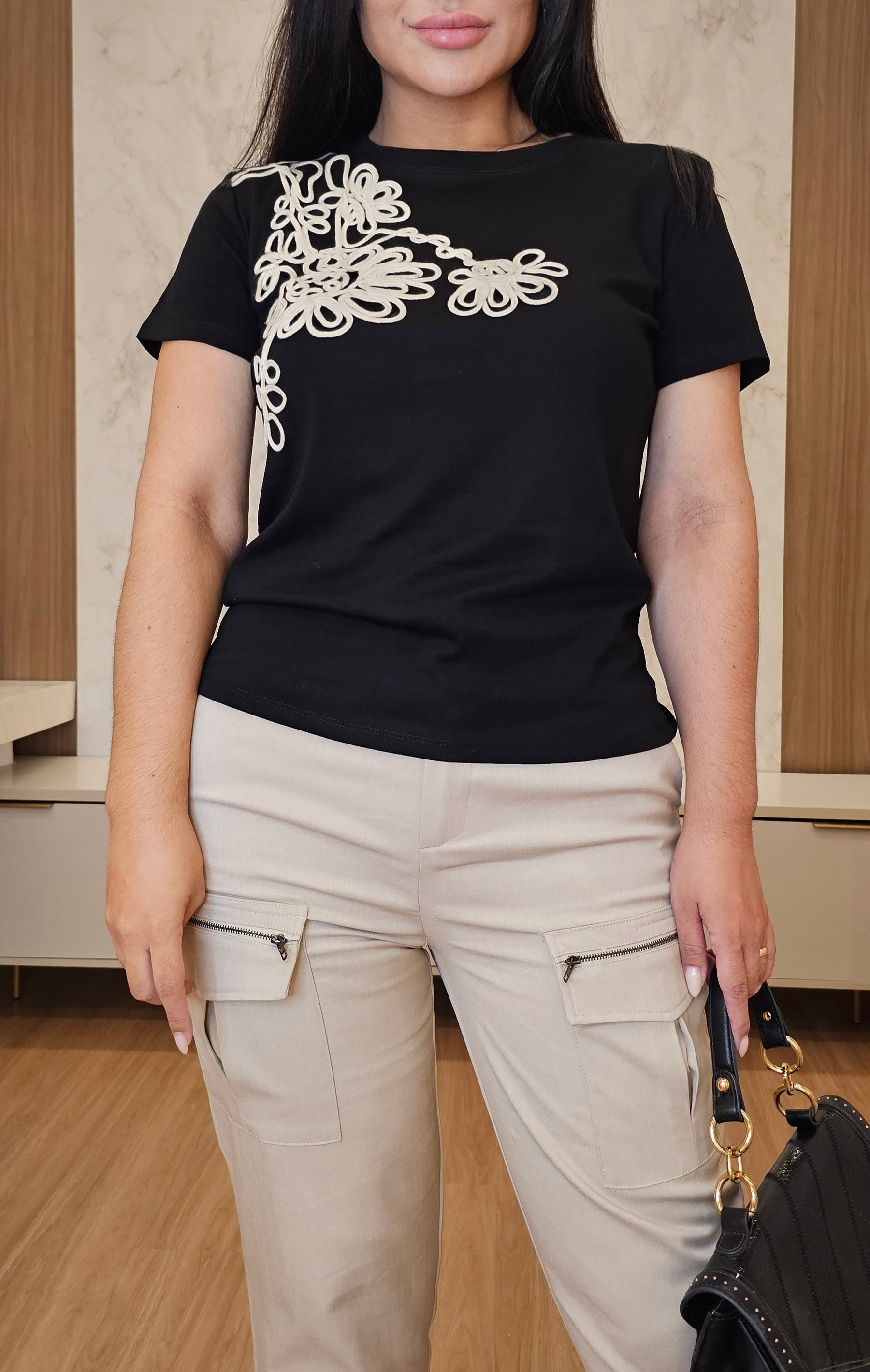 Blusa Feminina Preta Algodão com Elastano e Bordado em Corda – Moderna e Versátil