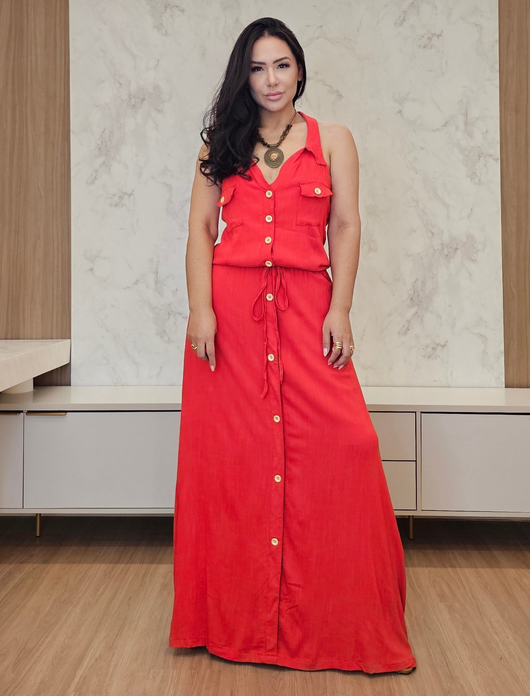 Vestido longo, Leve e fluido na cor telha com botões frontais e elástico na cintura