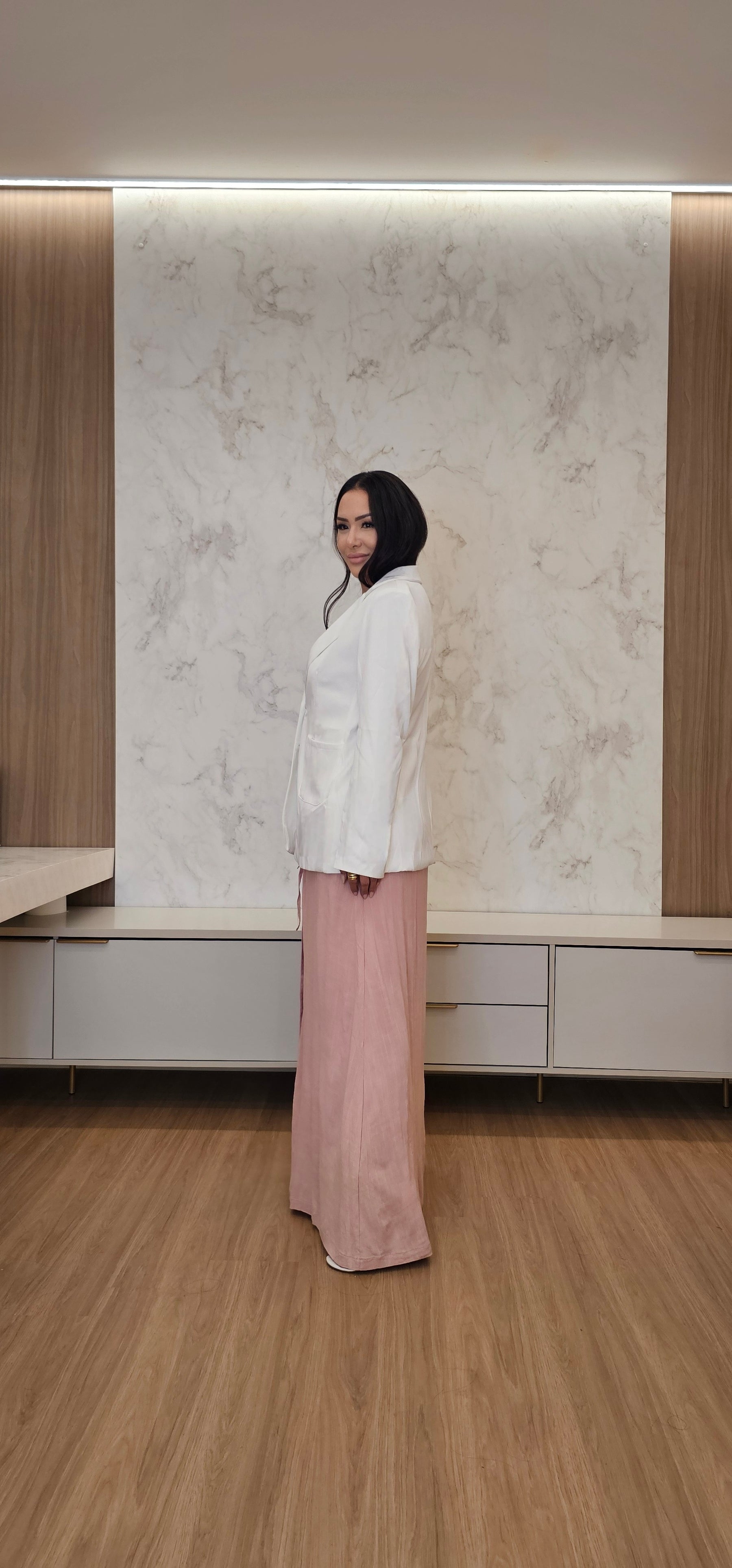 Vestido rosé longo com botões frontais e elástico na cintura