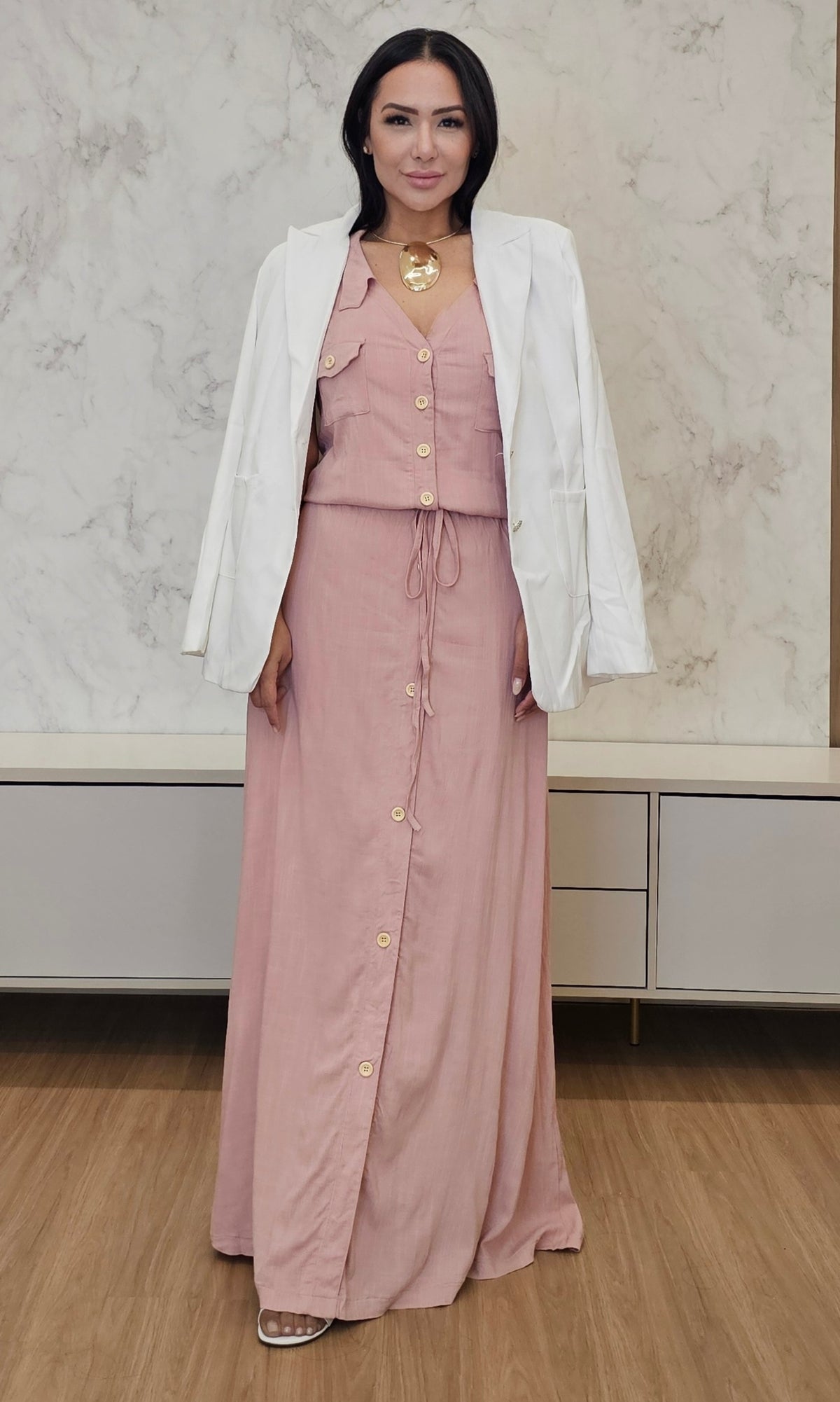 Vestido rosé longo com botões frontais e elástico na cintura