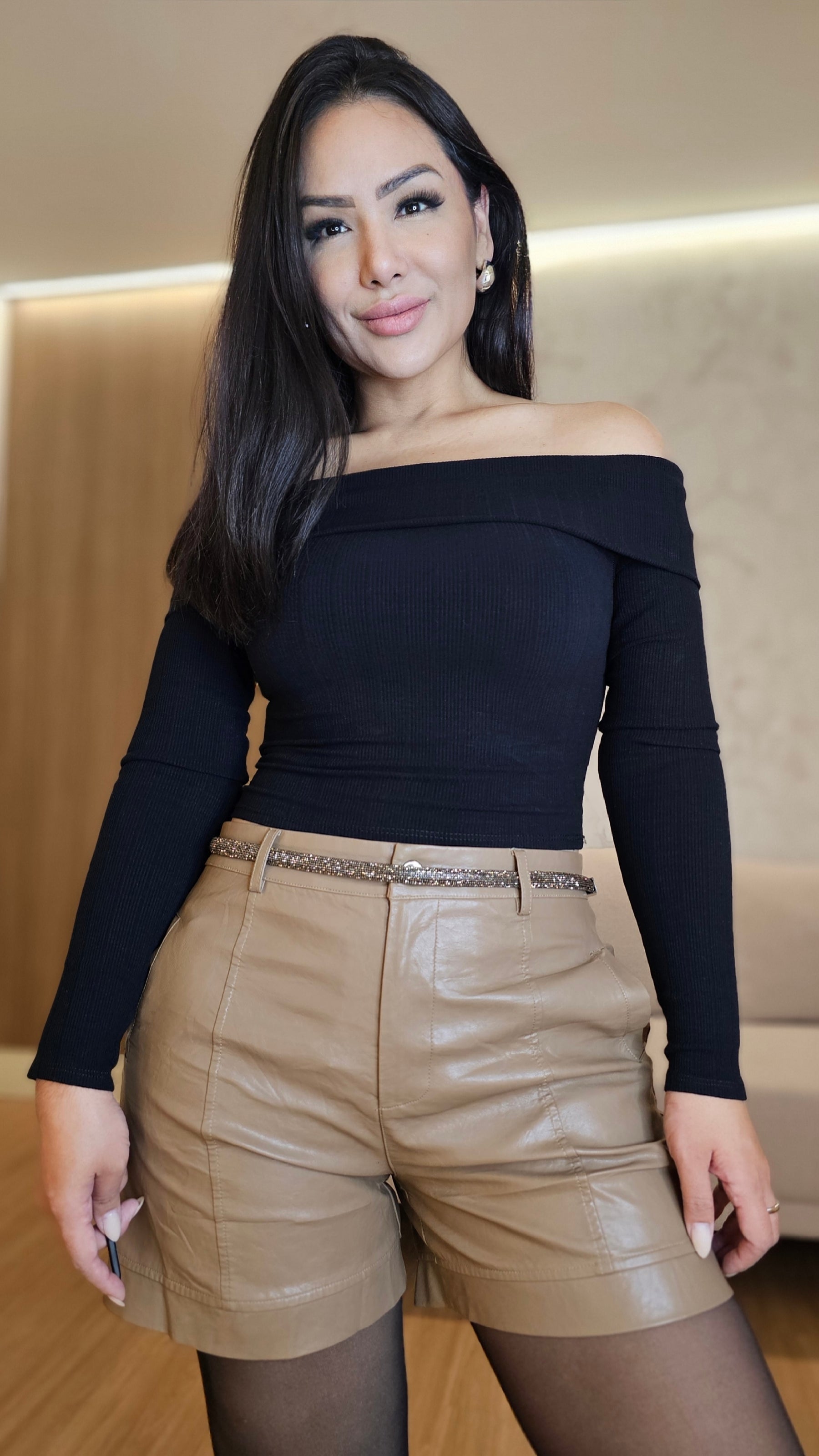 Short feminino marrom amendoado em couro sintético com acabamento premium