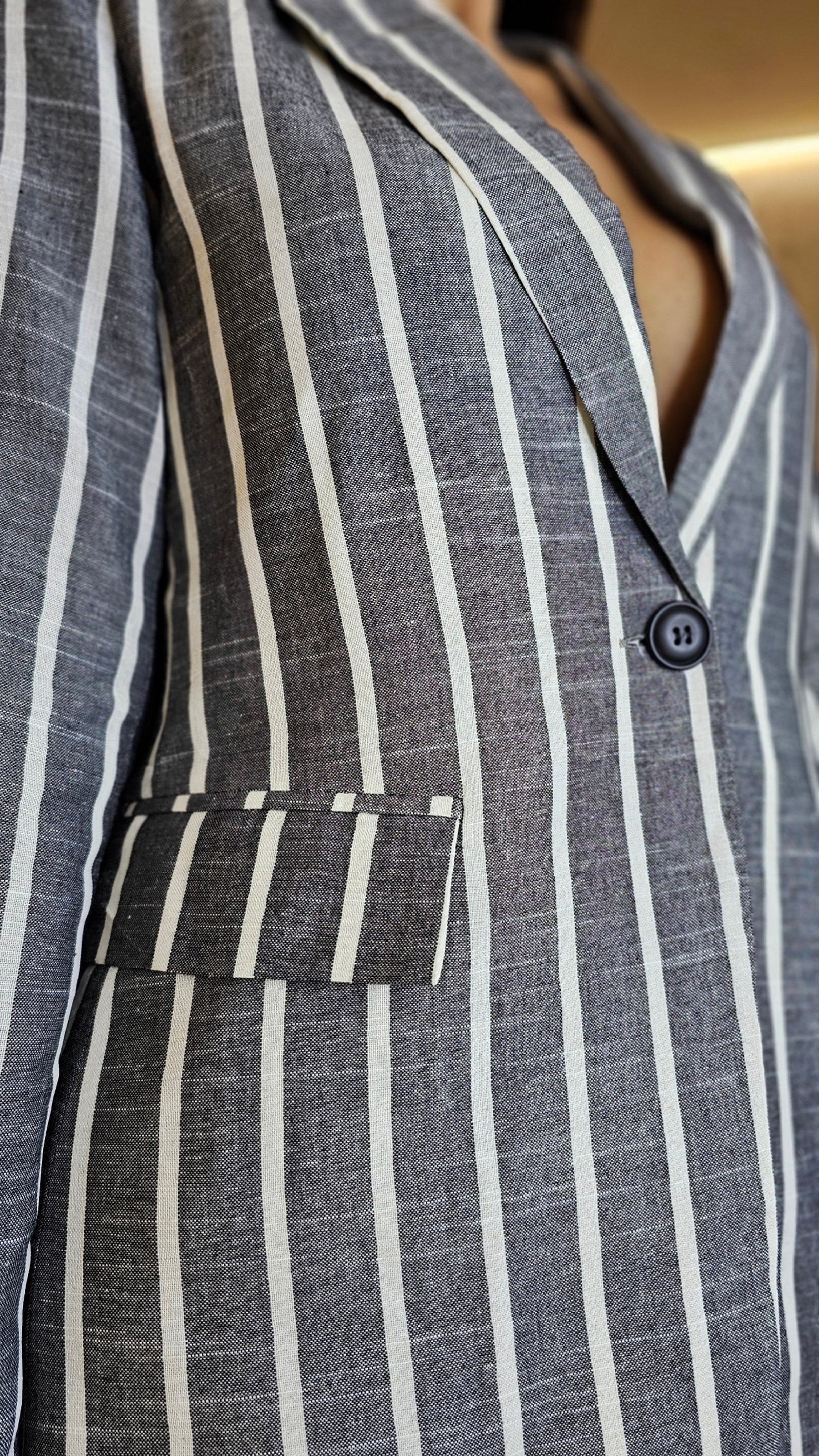 Conjunto feminino de alfaiataria risca de giz moderno e elegante