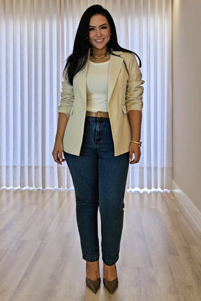 Blazer Feminino bege em Alfaiataria Luxo – Inteiramente Forrado com Ombreiras, bolsos e botão